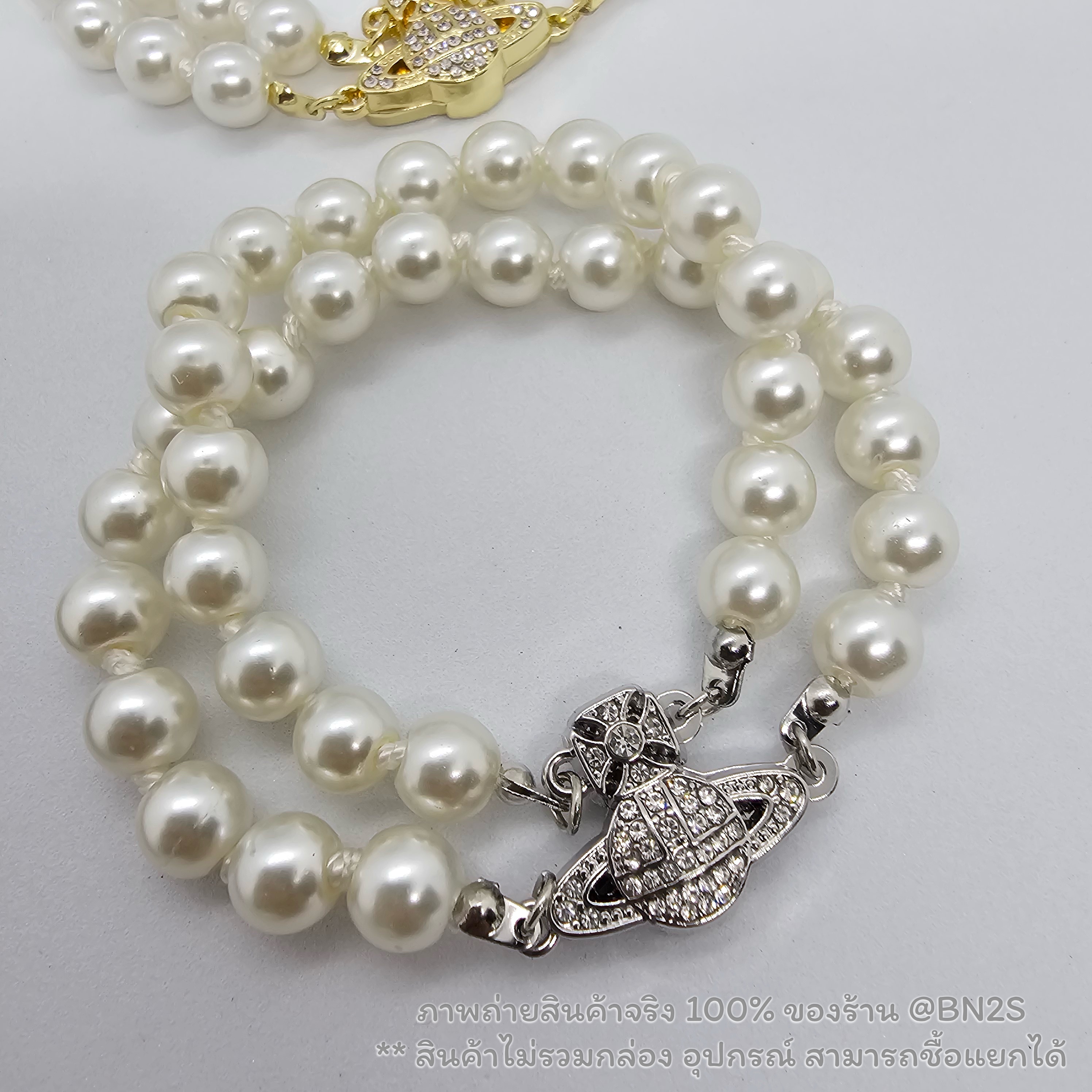 สีเงิน | Vivienne Westwood Graziella Pearl Bracelet สร้อยข้อมือไข่มุกวิเวียน อะไหล่เงิน ทอง งานประกบแม่เหล็ก ความยาว 19 ซม. ราคา 199฿ ไม่รวมอุปกรณ์