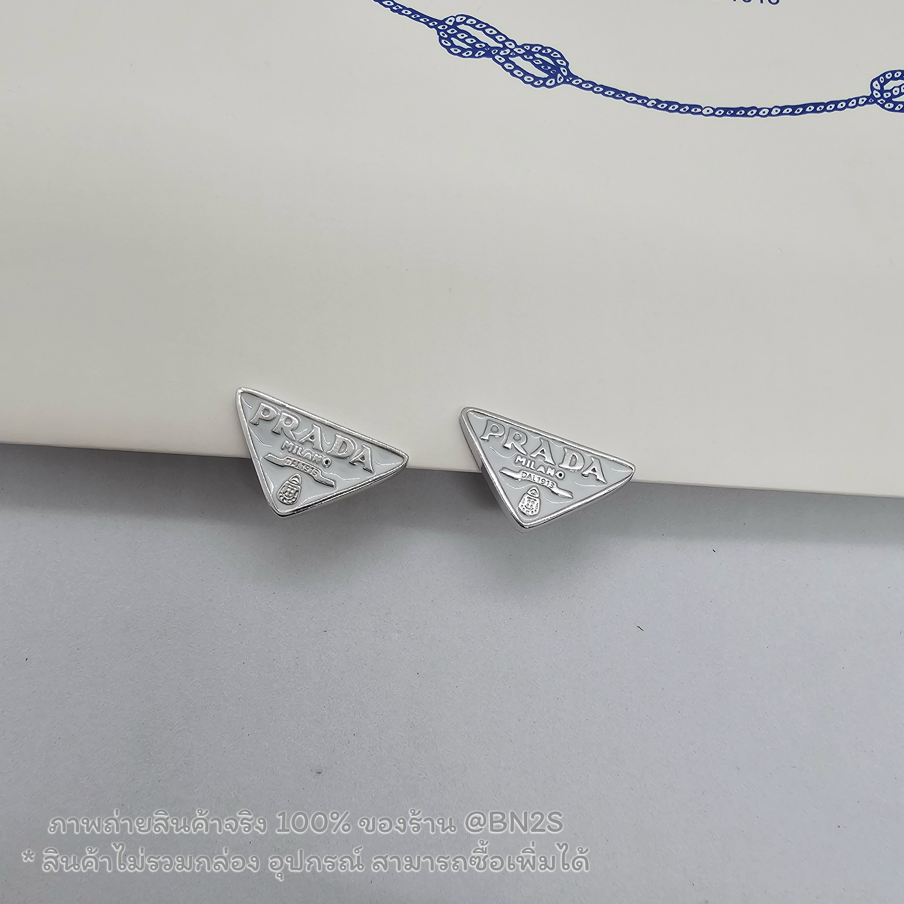 สีขาว | ต่างหูปราด้า Prada Symbole Earrings ต่างหูโชว์โลโก้แบรนด์พราด้า ก้าน 925 ปั๊มหลัง งานดีสุดไม่ลอกไม่ได้ รับประกันความสวย อุปกรณ์ ถุงกระดาษ ถุงซิปล็อค