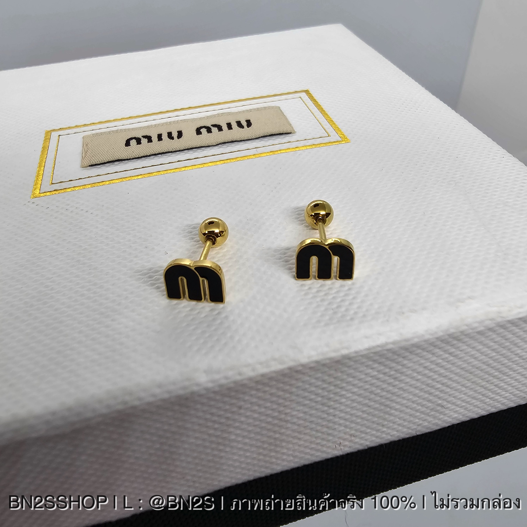 สีดำ | MIU MIU Earrings ต่างหูจี้สตั๊ดโลโก้ MM แกนจิวหมุนตุ้มเหล็ก อะไหล่ทอง พร้อมส่งในไทย สำเนา