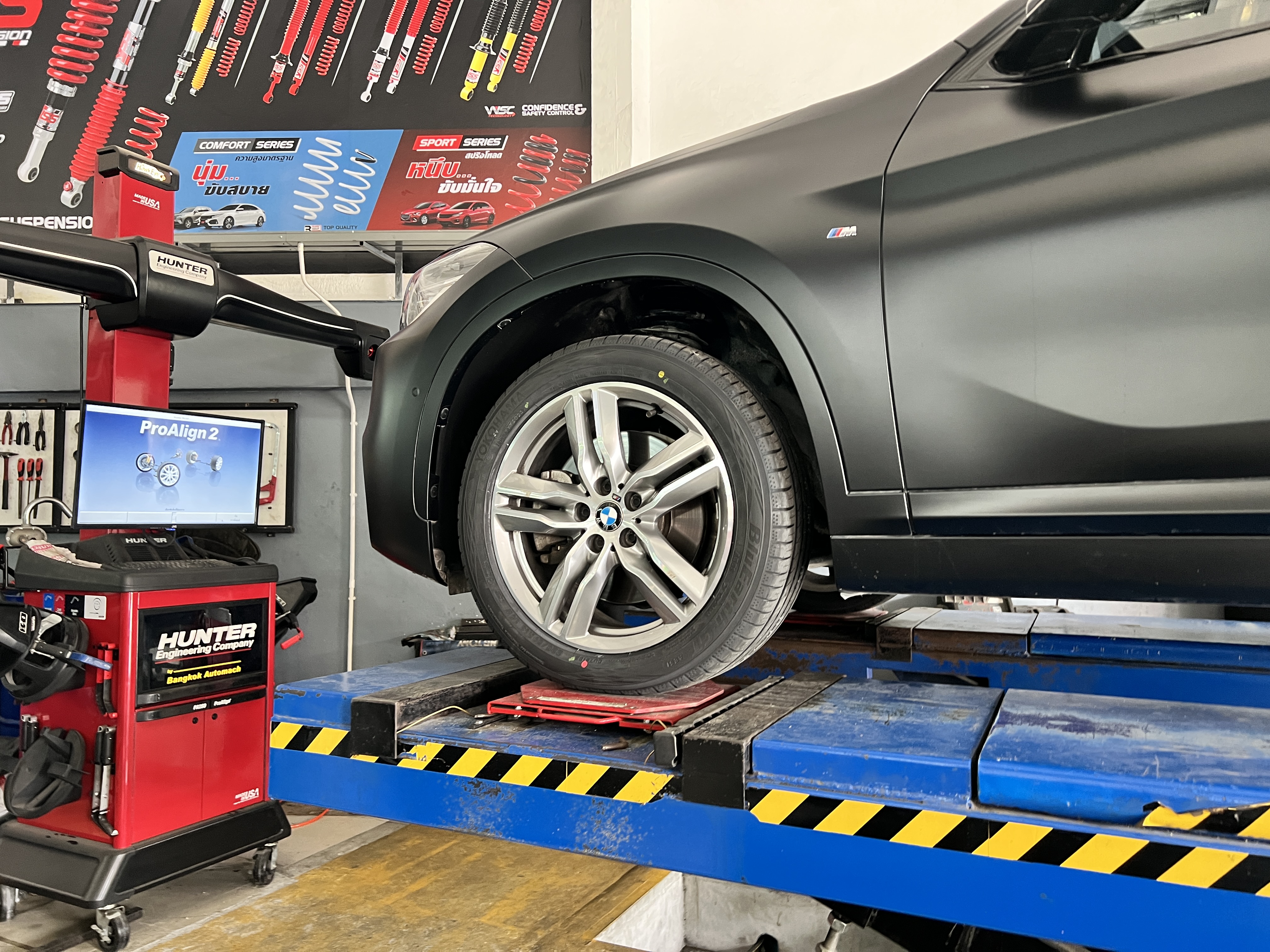 BMW X1 เข้ารับบริการเปลี่ยนยางรถยนต์ใช้งานประจำวัน [+] YOKOHAMA EARTH AE61 225/50R18 *เพื่อความรวดเร็วในการเข้ารับบริการ แนะนำนัดหมายก่อนครับ 𝙊𝙪𝙧 𝙎𝙚𝙧𝙫𝙞𝙘𝙚 บริการทางร้านเรารับทำอะไรบ้าง 🔧 มียางรถยนต์ทุกยี่ห้อให้เลือกซื้อ 🔧 โช้คอัพ สปริง 🔧 เช็คช่วงล่าง แก้ปัญหาให้ตรงจุด 🔧 ติดตั้งยางแบบไร้รอย 100% 🔧 บริการสลับยาง ตามอายุ 🔧 บริการล้างลิ้นปีกผีเสื้อ 🔧 บริการเช็คระยะรถยนต์ 🔧 เปลี่ยนถ่ายของเหลวทั้งระบบ 🔧 ตั้งศูนย์ด้วยเครื่อง HUNTER นำเข้าจาก USA สอบถามข้อมูลเพิ่มเติม หรือนัดหมายเข้ารับบริการ ☎️ : 08-6569-1915 ☎️ : 08-6544-5963 Line id : @88rw Tiktok : https://www.tiktok.com/@88rwycrr Youtube : https://youtube.com/@88rw Facebook : https://www.facebook.com/88rwtire Location : https://goo.gl/maps/HrNUAZXPN94KvxZ98?coh=178573&entry=tt #รถยนต์มีปัญหาไม่รู้ต้องแก้ตรงไหน ทางเรายินดี ตรวจหาปัญหาและหาวิธีแก้ บอกลูกค้าก่อนลงมือทำเสมอราคาเป็นธรรมไม่เอาเปรียบ สบายใจคุณลูกค้า ร้านยางเจริญรุ่งเรือง ยินดีต้อนรับครับ