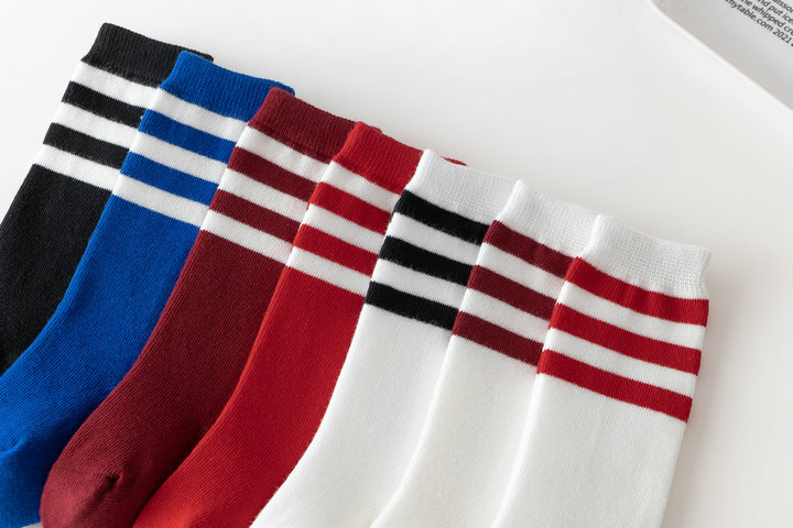 ถุงเท้ายาวเด็กผู้หญิงสีขาวคาดแดง สไตล์เกาหลี ผ้ายืดนุ่มสวย เลือกความยาวตามขนาดที่ต้องการ ไม่จำกัดขนาดเท้า