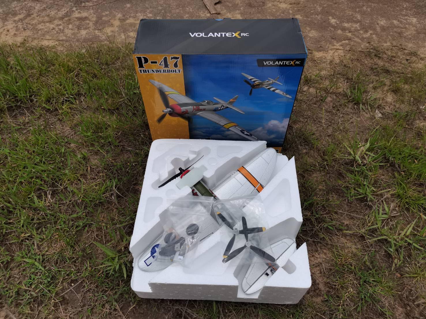 เครื่องบินบังคับ VOLANTEX RC P-47 THUNDERBOLT 400.MM 2.4.GHZ 6 GYRO NO.761-16.R ชุดพร้อมบิน