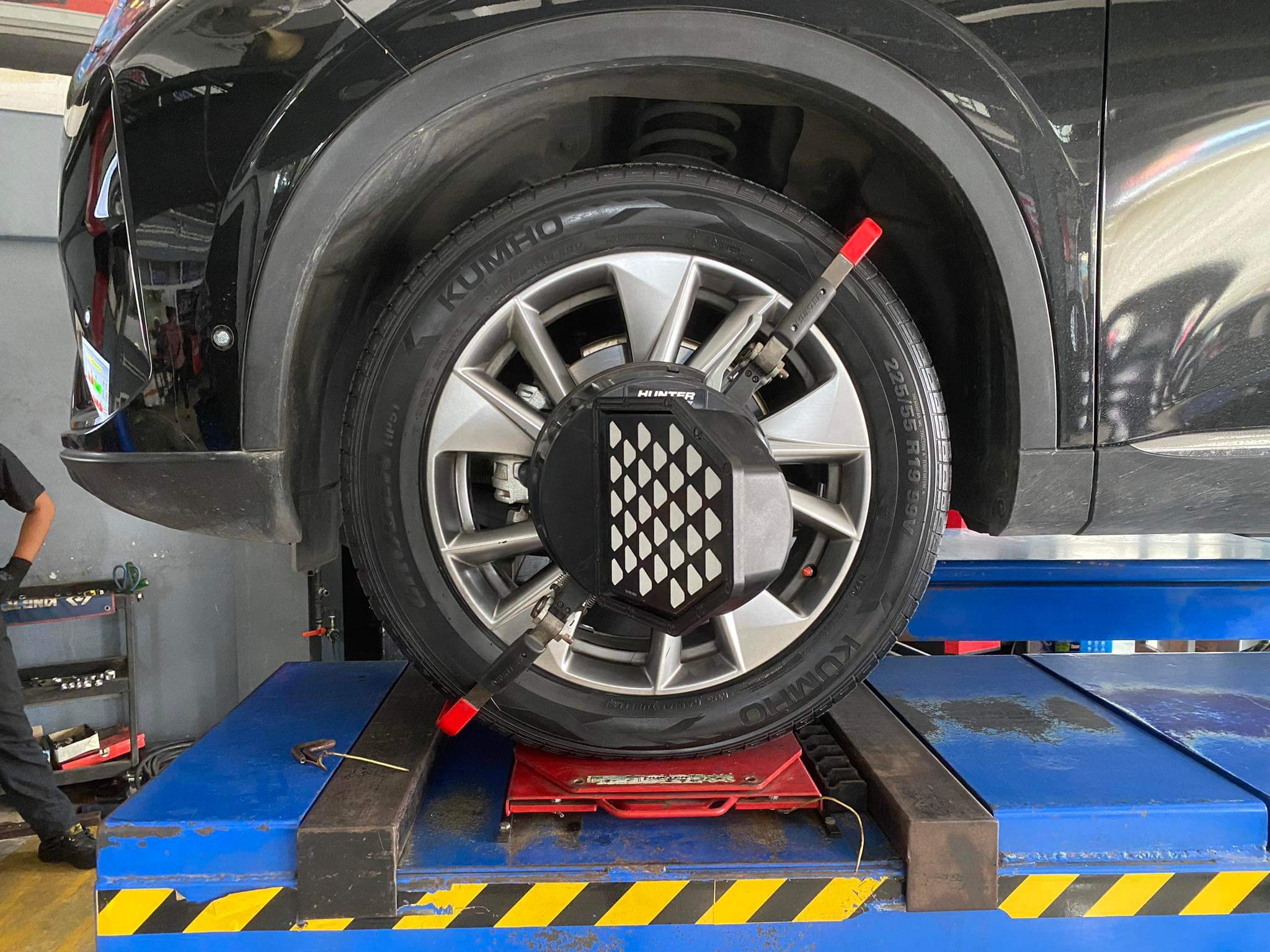 HAVAL H6 เปลี่ยนยางรถยนต์ใช้งานประจำวัน [+] KUMHO CRUGEN SUV 225/55R19 *เพื่อความสะดวกในการรับบริการ นัดหมายเวลาก่อนเข้ารับบริการทุกครั้งครับ 𝙊𝙪𝙧 𝙎𝙚𝙧𝙫𝙞𝙘𝙚 บริการทางร้านเรารับทำอะไรบ้าง 🔧 มียางรถยนต์ทุกยี่ห้อให้เลือกซื้อ 🔧 โช้คอัพ สปริง 🔧 เช็คช่วงล่าง แก้ปัญหาให้ตรงจุด 🔧 ติดตั้งยางแบบไร้รอย 100% 🔧 บริการสลับยาง ตามอายุ 🔧 บริการล้างลิ้นปีกผีเสื้อ 🔧 บริการเช็คระยะรถยนต์ 🔧 เปลี่ยนถ่ายของเหลวทั้งระบบ 🔧 ตั้งศูนย์ด้วยเครื่อง HUNTER นำเข้าจาก USA สอบถามข้อมูลเพิ่มเติม หรือนัดหมายเข้ารับบริการ ☎️ : 08-6569-1915 ☎️ : 08-6544-5963 Line id : @88rw Tiktok : https://www.tiktok.com/@88rwycrr Youtube : https://youtube.com/@88rw Facebook : https://www.facebook.com/88rwtire Location : https://goo.gl/maps/HrNUAZXPN94KvxZ98?coh=178573&entry=tt #รถยนต์มีปัญหาไม่รู้ต้องแก้ตรงไหน ทางเรายินดี ตรวจหาปัญหาและหาวิธีแก้ บอกลูกค้าก่อนลงมือทำเสมอราคาเป็นธรรมไม่เอาเปรียบ สบายใจคุณลูกค้า ร้านยางเจริญรุ่งเรือง ยินดีต้อนรับครับ