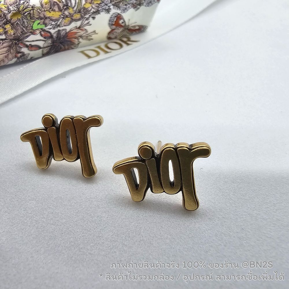 [ออริ] DIOR LOGO STUD EARRINGS ต่างหูโลโก้ดิออ งานอะไหล่ทองรมสีดำ โชว์โลโก้ ก้านเสียบเเข็งแรง ใส่ได้นาน ไม่ลอกไม่ดำ ทนทาน มีถุงผ้า ซองซิปล็อคโลโก้ ไม่รวมกล่อง