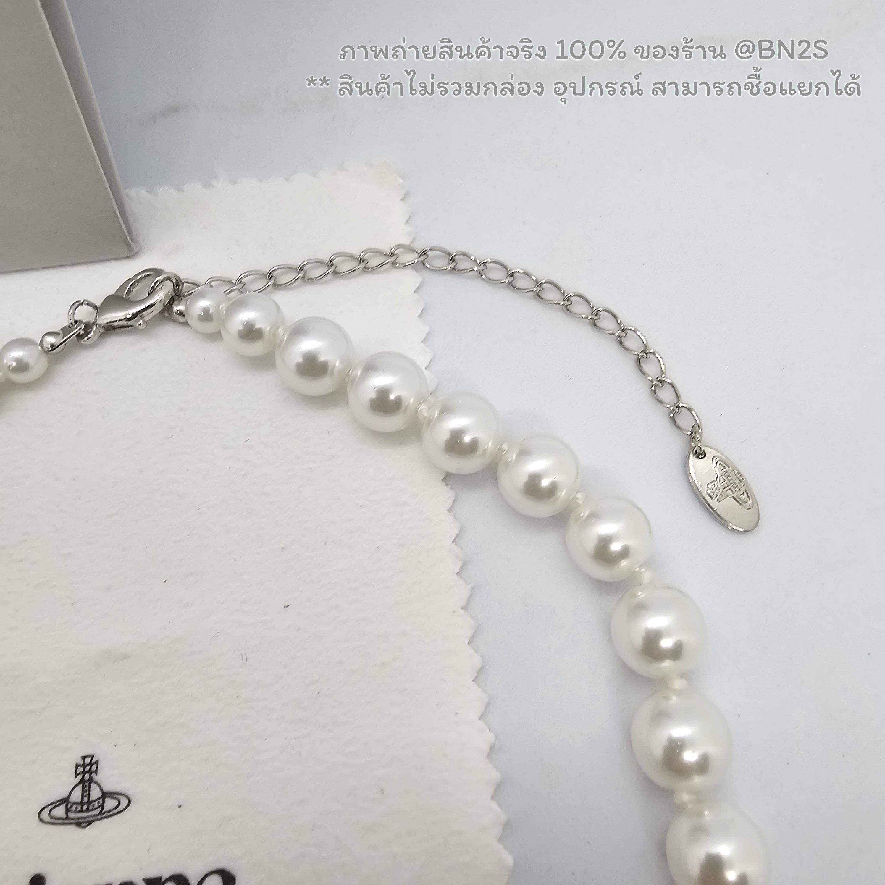 Vivienne Westwood Man. Bas Relief Pearl Necklace Silver สร้อยคอไข่มุก วิเวียน จี้ดาวเสาร์ตัวใหญ่ ฝังคริสตัล ไข่มุกไล่ขนาด อะไหล่สีเงิน งานปั๊ม ราคา 219฿ ไม่รวมกล่อง อุปกรณ์
