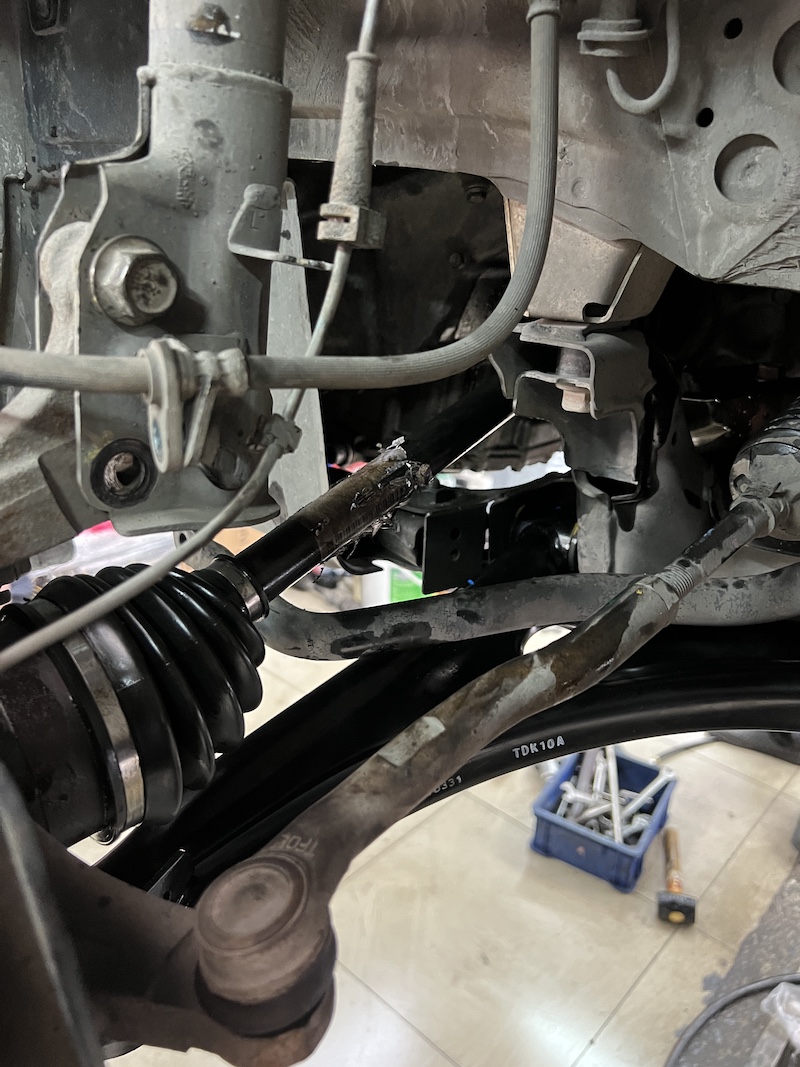 Honda BRV ติดตั้งโช้คอัพ Monroe OE Spectrum, สปริง YSS Comfort และ ปีกนกล่างแท้ สิ่งที่จะได้รับหลังจากติดตั้ง: ความนุ่มนวลสูงสุด: โช้คอัพ Monroe OE Spectrum ให้ฟีลลิ่งการขับขี่ที่นุ่มสบายสไตล์รถยุโรป ลดอาการโคลงเคลง: สปริง YSS Comfort ช่วยปรับสมดุลและลดอาการโยนตัวของรถได้อย่างมีประสิทธิภาพ ควบคุมแม่นยำ: ปีกนกล่างแท้ชุดใหม่ช่วยให้การทรงตัวและการบังคับเลี้ยวกลับมาแม่นยำ จบครบทุกปัญหา: อะไหล่คุณภาพพรีเมียมทั้งหมด พร้อมบริการติดตั้งและตั้งศูนย์อย่างมืออาชีพ เหมาะสำหรับใคร? เจ้าของ Honda BRV ที่เน้น ความสบายของผู้โดยสาร เป็นหลัก ผู้ที่ต้องการอัปเกรดช่วงล่างให้มีความ นิ่งและมั่นคง มากขึ้น โดยไม่ต้องการโหลดเตี้ย 👉 เปลี่ยนรถคุณให้ขับสบายและปลอดภัยกว่าเดิม! นัดหมายเข้ารับบริการได้เลยครับ 📌 สอบถามข้อมูลเพิ่มเติม หรือนัดหมายเข้ารับบริการ ☎️ : 08-6569-1915 ☎️ : 08-6544-5963 💬 Line id : @88rw 📍 Location : https://goo.gl/maps/HrNUAZXPN94KvxZ98 🌐 Facebook : https://www.facebook.com/88rwtire #Honda #BRV #Monroe #OESpectrum #YSS #โช้คอัพ #ช่วงล่าง #ยางเจริญรุ่งเรือง #นนทบุรี #งามวงศ์วาน #รถครอบครัว