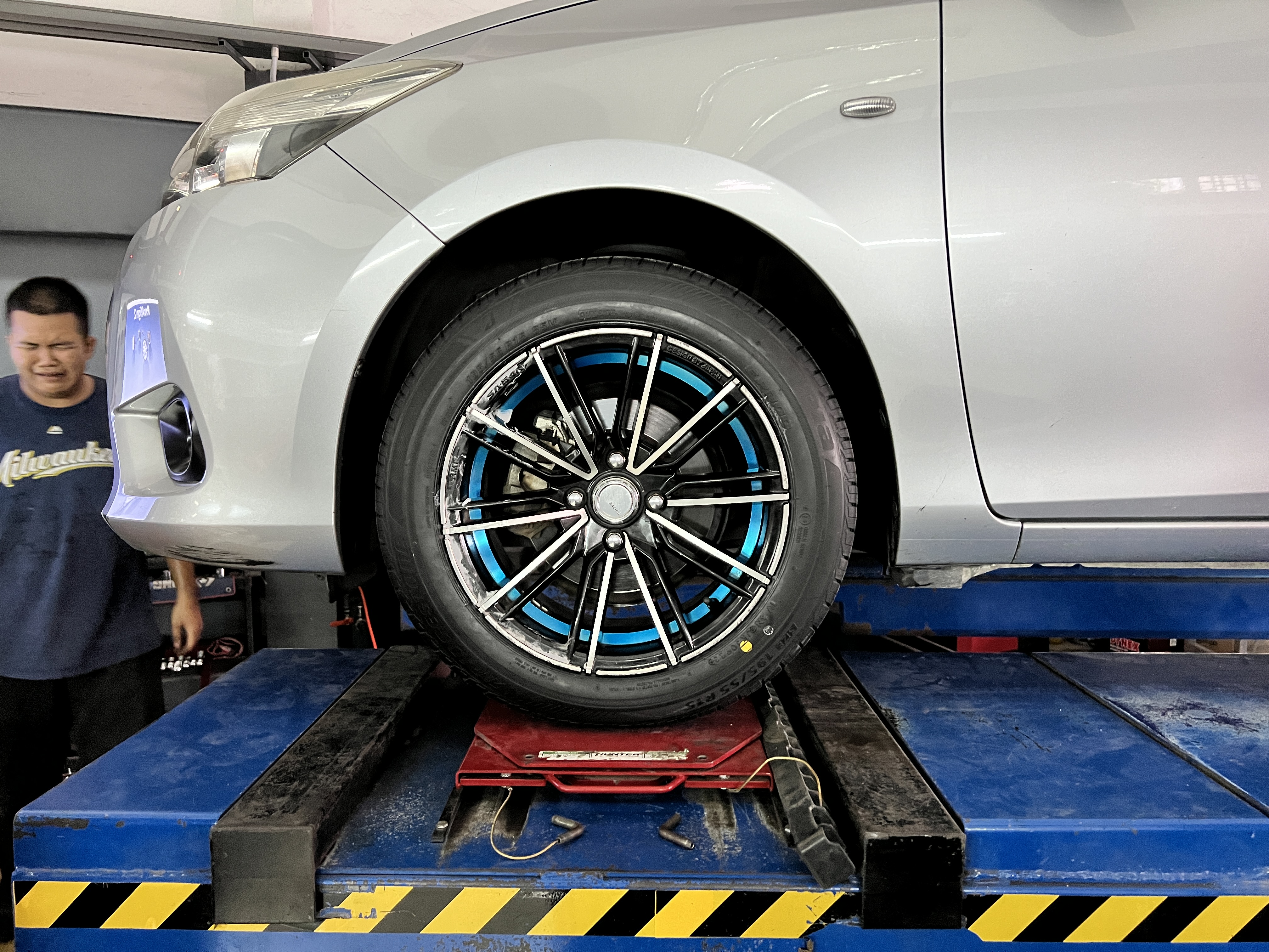 Toyota vios เปลี่ยนยางใช้งาน Bridgestone ยางพรีเมี่ยม ใช้งานดี สบายใจ [+] Bridgestone EP300 [+] ขนาด 195/55R15 โปรโมชั่นราคาพิเศษ ติดต่อสอบถามเพิ่มเติม โทร : 08-6569-1915 บุ๊ก และทีมงาน ยินดีต้อนรับครับ 𝙊𝙪𝙧 𝙎𝙚𝙧𝙫𝙞𝙘𝙚 บริการทางร้าน เรารับทำอะไรบ้าง 🔧 ติดตั้งยางแบบไร้รอย 100% 🔧 บริการสลับยาง ตามอายุ 🔧 มียางรถยนต์ทุกยี่ห้อให้เลือกซื้อ 🔧 เช็คช่วงล่าง แก้ปัญหาให้ตรงจุด 🔧 บริการล้างลิ้นปีกผีเสื้อ 🔧 บริการเช็คระยะรถยนต์ 🔧 เปลี่ยนถ่ายของเหลวทั้งระบบ 🔧 ตั้งศูนย์ด้วยเครื่อง HUNTER นำเข้าจาก USA สอบถามข้อมูลเพิ่มเติม หรือนัดหมายเข้ารับบริการ Tel : 08-6569-1915 Tel : 08-6544-5963 Line id : @88rw Tiktok : https://www.tiktok.com/@88rwycrr Youtube : https://youtube.com/@88rw Facebook : https://www.facebook.com/otaninon Location : https://goo.gl/maps/HrNUAZXPN94KvxZ98?coh=178573&entry=tt #รถยนต์มีปัญหาไม่รู้ต้องแก้ตรงไหน ทางเรายินดี ตรวจหาปัญหาและหาวิธีแก้ บอกลูกค้าก่อนลงมือทำเสมอราคาเป็นธรรมไม่เอาเปรียบ สบายใจคุณลูกค้า ---------------------------------- ดูแลให้คำปรึกษาทุกปัญหาคาใจ ไม่ทิ้งลูกค้า มีบริการหลังการขาย 【ให้ผู้เชี่ยวชาญของเรา ดูแลรถคุณ】 ร้านยางเจริญรุ่งเรือง ยินดีต้อนรับครับ #ยางรถยนต์ #Bridgestone #ep3000