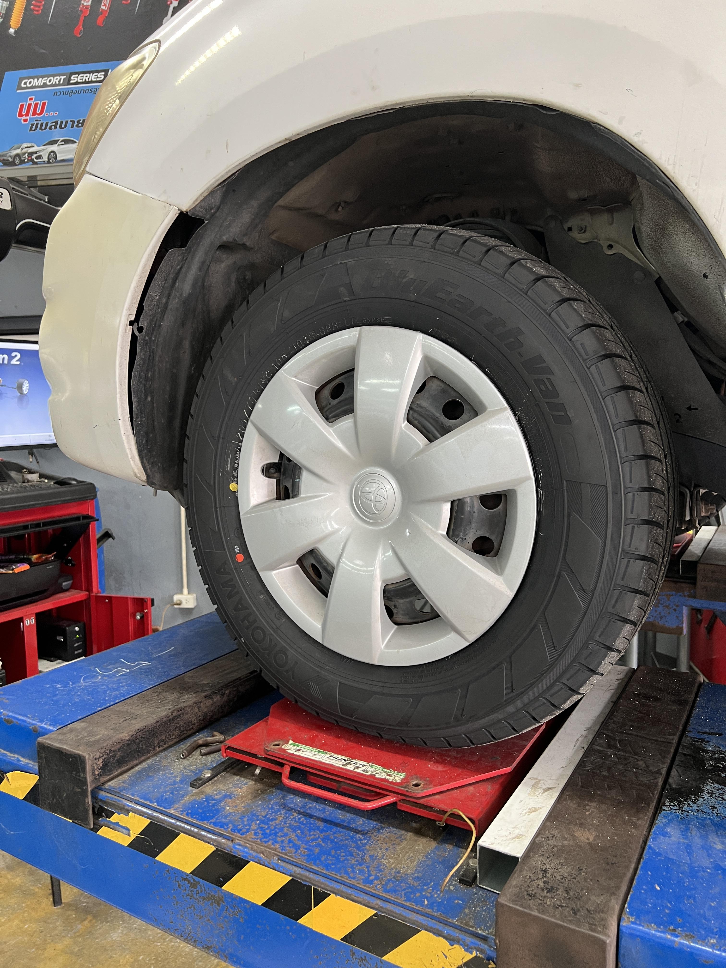 ISUZU DMAX เปลี่ยนยางรถยนต์ใช้งาน ประจำวัน [+] YOKOHAMA RY55 205/70R15 *นัดหมายก่อนเข้ารับบริการ เพื่อความรวดเร็วครับ 𝙊𝙪𝙧 𝙎𝙚𝙧𝙫𝙞𝙘𝙚 บริการทางร้านเรารับทำอะไรบ้าง 🔧 มียางรถยนต์ทุกยี่ห้อให้เลือกซื้อ 🔧 โช้คอัพ สปริง 🔧 เช็คช่วงล่าง แก้ปัญหาให้ตรงจุด 🔧 ติดตั้งยางแบบไร้รอย 100% 🔧 บริการสลับยาง ตามอายุ 🔧 บริการล้างลิ้นปีกผีเสื้อ 🔧 บริการเช็คระยะรถยนต์ 🔧 เปลี่ยนถ่ายของเหลวทั้งระบบ 🔧 ตั้งศูนย์ด้วยเครื่อง HUNTER นำเข้าจาก USA สอบถามข้อมูลเพิ่มเติม หรือนัดหมายเข้ารับบริการ ☎️ : 08-6569-1915 ☎️ : 08-6544-5963 Line id : @88rw Tiktok : https://www.tiktok.com/@88rwycrr Youtube : https://youtube.com/@88rw Facebook : https://www.facebook.com/88rwtire Location : https://goo.gl/maps/HrNUAZXPN94KvxZ98? #รถยนต์มีปัญหาไม่รู้ต้องแก้ตรงไหน ทางเรายินดี ตรวจหาปัญหาและหาวิธีแก้ บอกลูกค้าก่อนลงมือทำเสมอราคาเป็นธรรมไม่เอาเปรียบ สบายใจคุณลูกค้า ร้านยางเจริญรุ่งเรือง ยินดีต้อนรับครับ