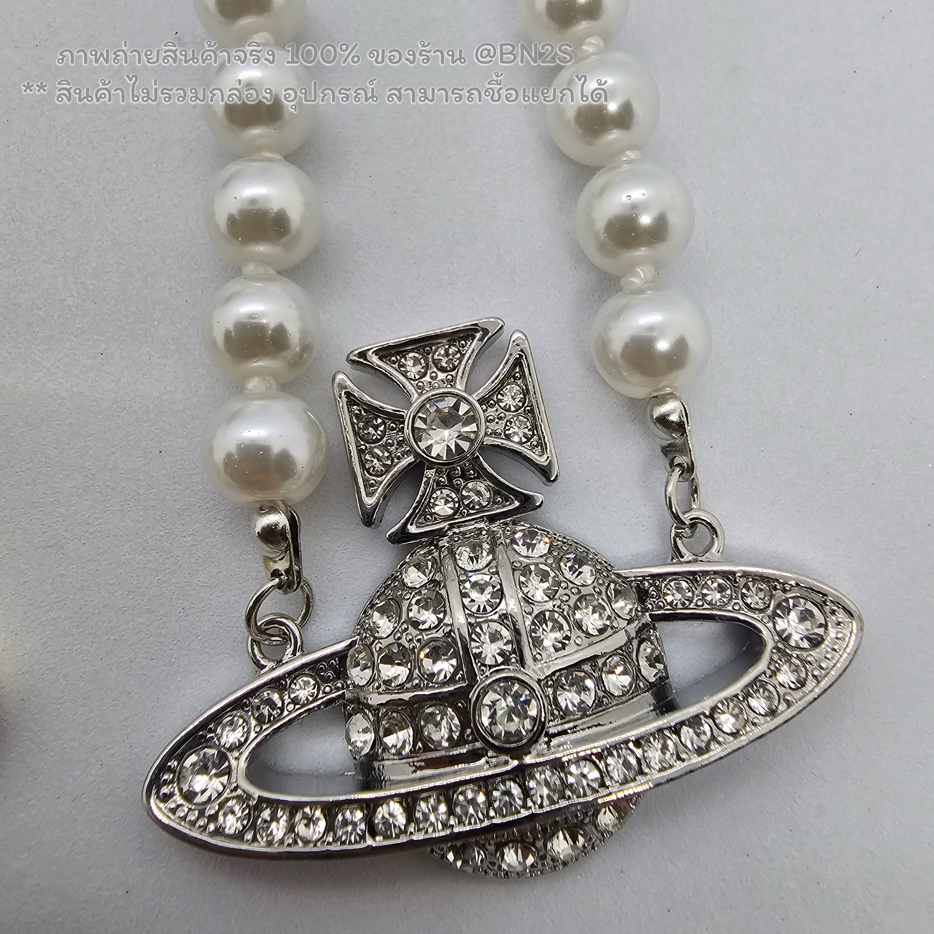 สีทอง | Vivienne Westwood One Row Pearl Bas Relief Choker สร้อยไข่มุกวิเวียน จี้ตัวใหญ่ งานสวย ปั๊มหลัง อะไหล่สีทอง ไข่มุกมัดปม ตามแบบของแท้