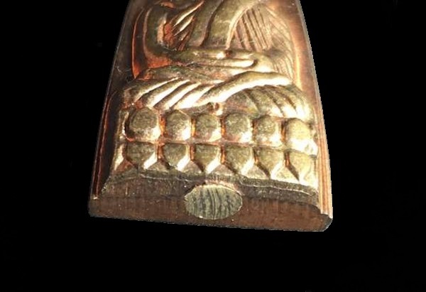 พระหลวงพ่อทวด พ่อท่านเขียว รุ่นเสาร์ ๕ มหาสิทธิโชค พิมพ์หลังหนังสือเล็ก เนื้อนวะอุดเงินบรรจุกริ่ง จากชุดกรรมการ หมายเลข ๖