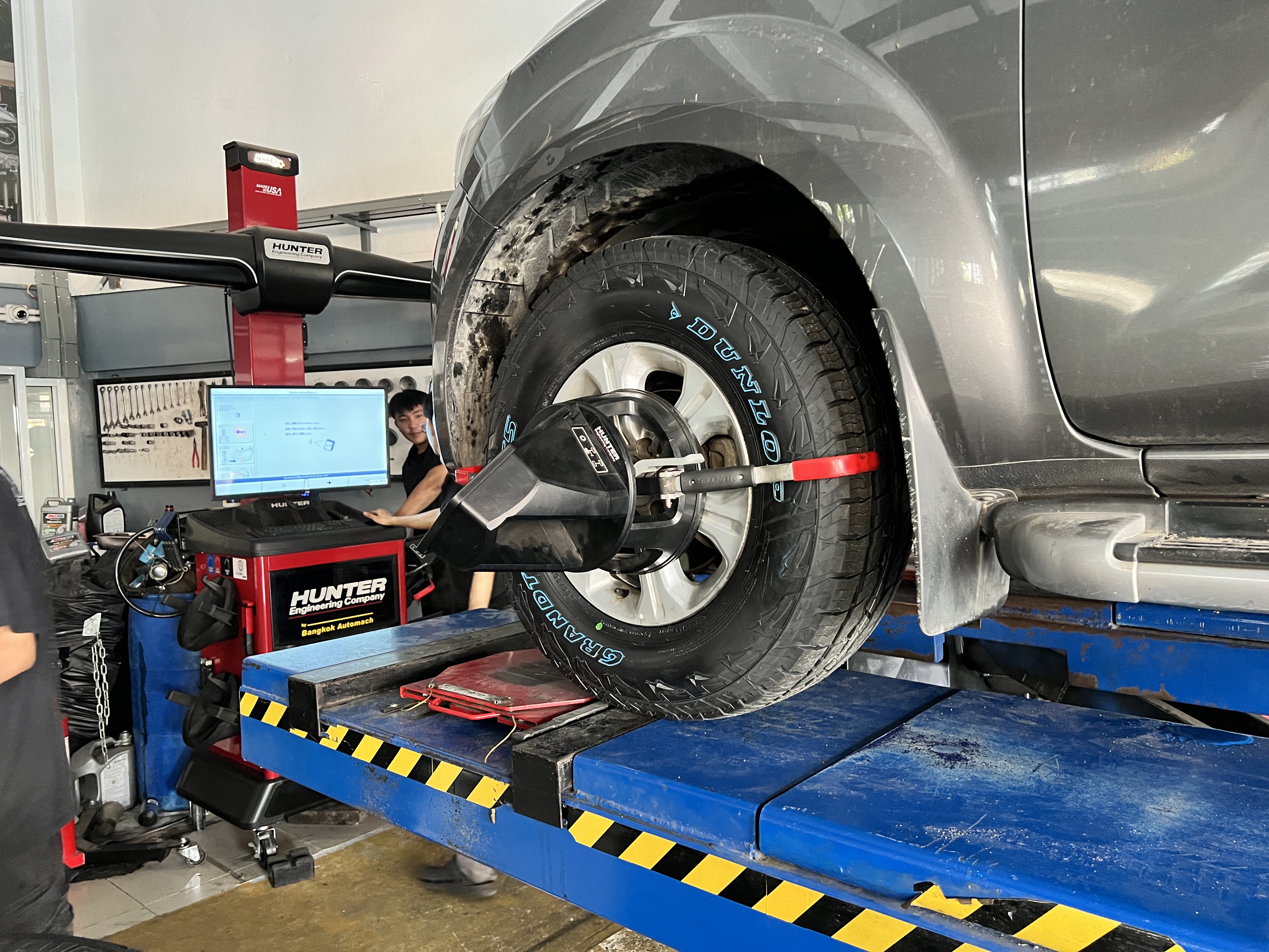 NISSAN NAVARA เปลี่ยนยางใช้งานแบบจริงจัง ใส่ยางลุยพร้อมบริการครบ จบที่เดียว [+] DUNLOP GRANDTREK AT5 [+] ขนาด255/70R16 โปรโมชั่นราคาพิเศษ ติดต่อสอบถามเพิ่มเติม โทร : 08-6569-1915 บุ๊ก และทีมงาน ยินดีต้อนรับครับ 𝙊𝙪𝙧 𝙎𝙚𝙧𝙫𝙞𝙘𝙚 บริการทางร้าน เรารับทำอะไรบ้าง 🔧 ติดตั้งยางแบบไร้รอย 100% 🔧 บริการสลับยาง ตามอายุ 🔧 มียางรถยนต์ทุกยี่ห้อให้เลือกซื้อ 🔧 เช็คช่วงล่าง แก้ปัญหาให้ตรงจุด 🔧 บริการล้างลิ้นปีกผีเสื้อ 🔧 บริการเช็คระยะรถยนต์ 🔧 เปลี่ยนถ่ายของเหลวทั้งระบบ 🔧 ตั้งศูนย์ด้วยเครื่อง HUNTER นำเข้าจาก USA #รถยนต์มีปัญหาไม่รู้ต้องแก้ตรงไหน ทางเรายินดี ตรวจหาปัญหาและหาวิธีแก้ บอกลูกค้าก่อนลงมือทำเสมอราคาเป็นธรรมไม่เอาเปรียบ สบายใจคุณลูกค้า ---------------------------------- ดูแลให้คำปรึกษาทุกปัญหาคาใจ ไม่ทิ้งลูกค้า มีบริการหลังการขาย 【ให้ผู้เชี่ยวชาญของเรา ดูแลรถคุณ】 ร้านยางเจริญรุ่งเรือง ยินดีต้อนรับครับ #ยางรถยนต์ #DUNLOP #GRANDTREK #AT5
