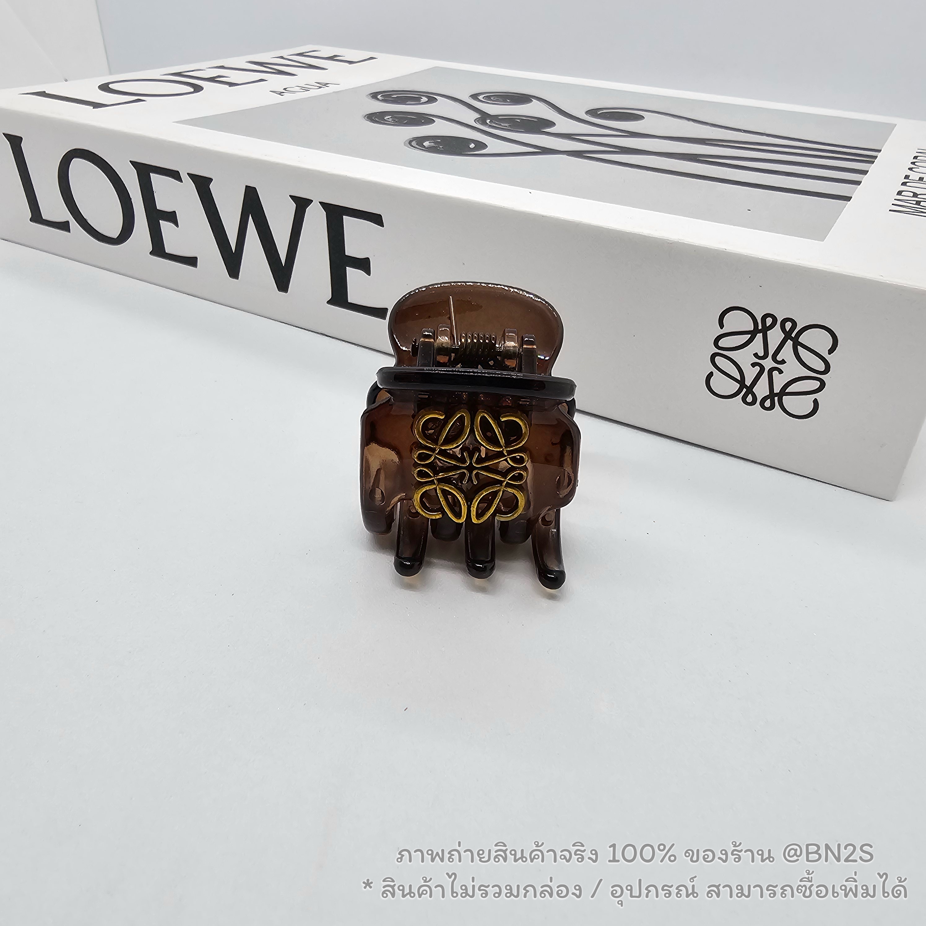 กิ๊บหนีบผมโลเอเว่ สีน้ำตาล ประดับโลโก้ LW Mini Hair Clip อะไหล่ทองรมดำ วินเทจ สุดคลาสสิค พร้อมส่ง ภาพถ่ายจากสินค้าจริง ไม่รวมกล่อง อุปกรณ์