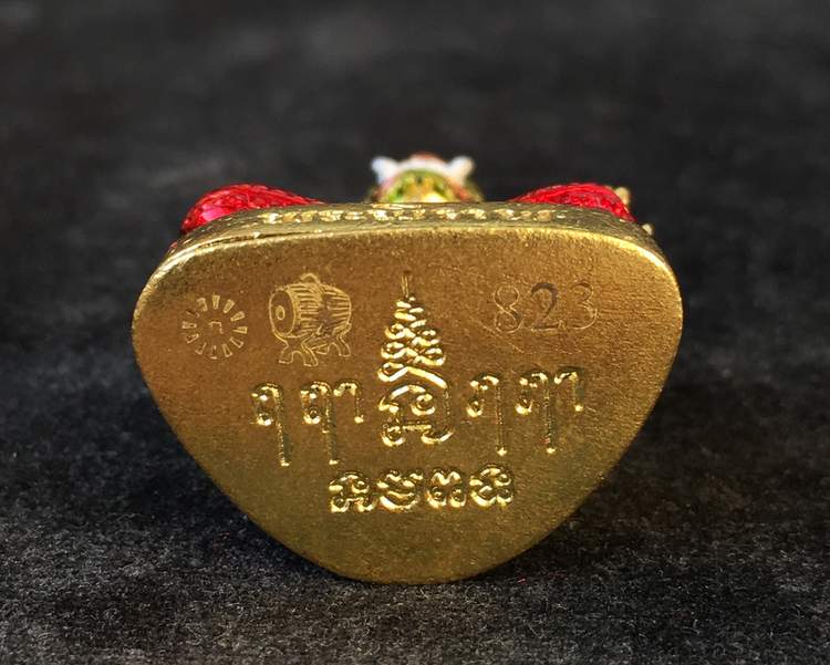 พระพิราพ รุ่นสมบัติเจ้าคุณปู่ หลวงปู่เเสน ปสนุโน วัดบ้านหนองจิก จ.ศรีสะเกษ แยกออกมาจากชุดกรรมการ เนื้อทองเทวาลงยา หมายเลข 823