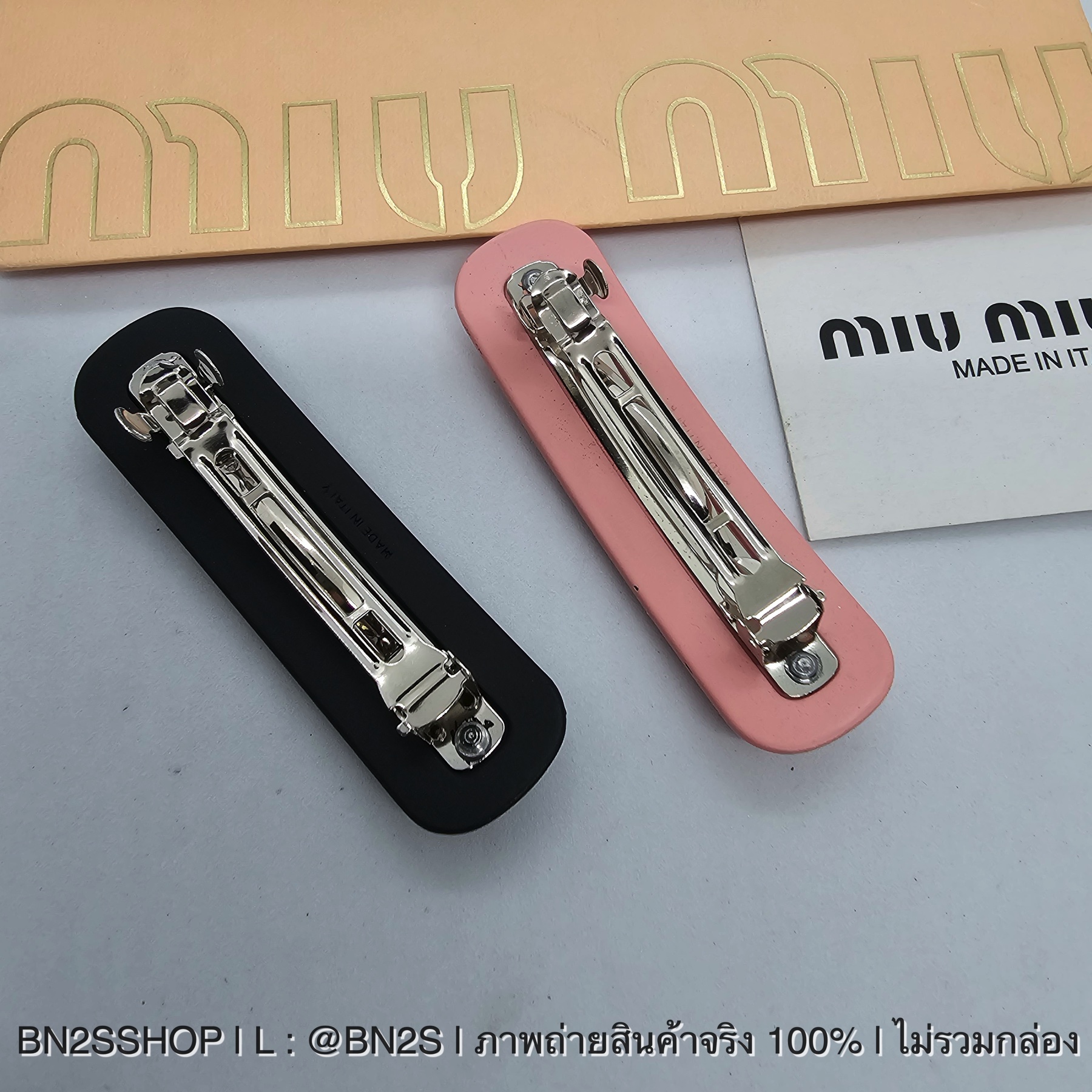 สีชมพู | Miu Miu Logo Hair Clip กิ๊บติดผมมิว มิว แบบหนีบสปริง โชว์โลโก้ฝังเพชร