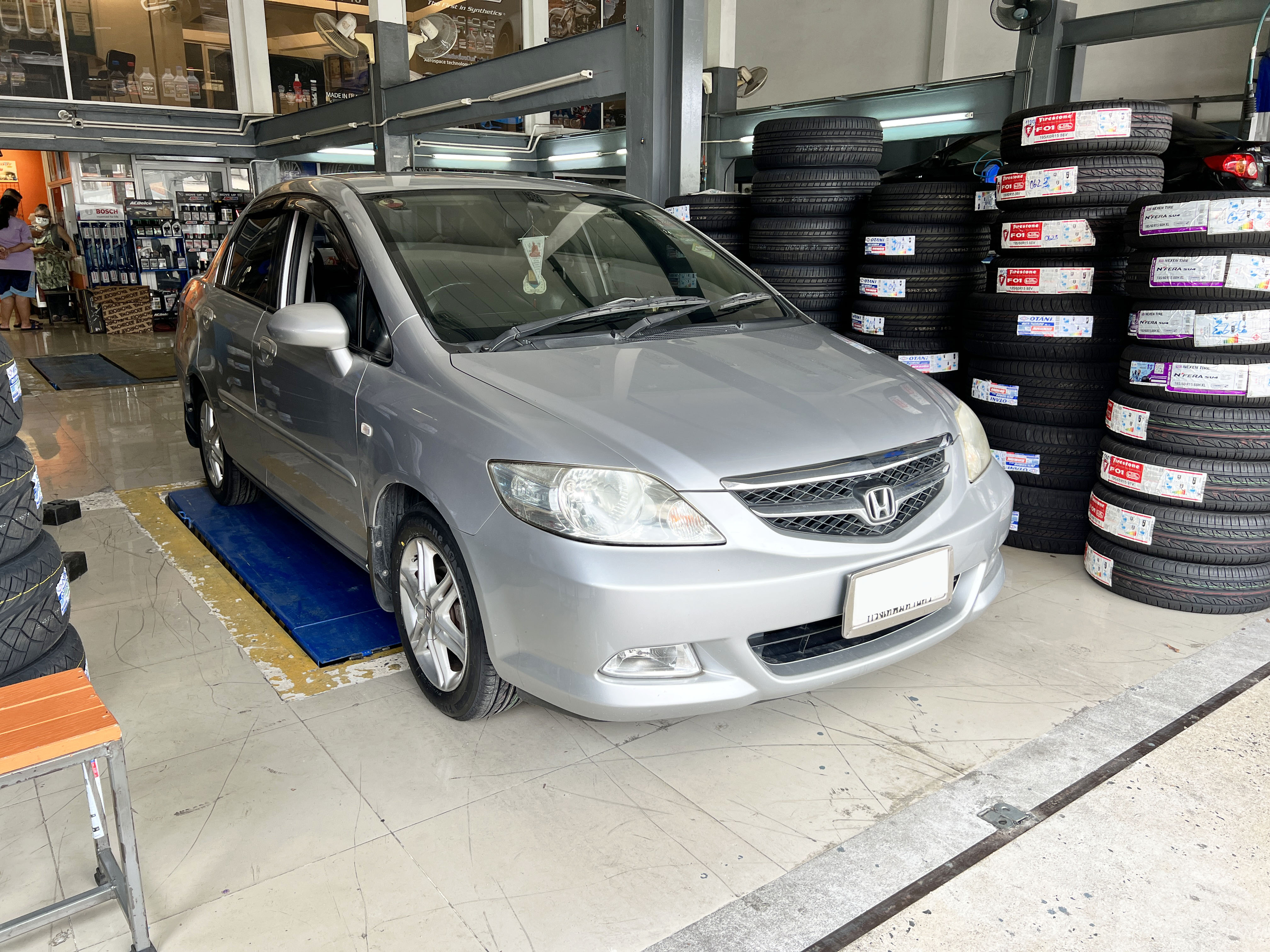 Honda city เคยใช้งาน Firestone F01 เปลี่ยนยางชุดใหม่ ใช้งานรุ่นเดิม ยางดี นุ่มนวล เสียงเงียบ ปลอดภัย ใช้งานแล้วสบายใจ [+] Firestone F01 [+] ขนาด 185/60R15 โปรโมชั่นราคาพิเศษ ติดต่อสอบถามเพิ่มเติม โทร : 08-6569-1915 บุ๊ก และทีมงาน ยินดีต้อนรับครับ 𝙊𝙪𝙧 𝙎𝙚𝙧𝙫𝙞𝙘𝙚 บริการทางร้าน เรารับทำอะไรบ้าง 🔧 ติดตั้งยางแบบไร้รอย 100% 🔧 บริการสลับยาง ตามอายุ 🔧 มียางรถยนต์ทุกยี่ห้อให้เลือกซื้อ 🔧 เช็คช่วงล่าง แก้ปัญหาให้ตรงจุด 🔧 บริการล้างลิ้นปีกผีเสื้อ 🔧 บริการเช็คระยะรถยนต์ 🔧 เปลี่ยนถ่ายของเหลวทั้งระบบ 🔧 ตั้งศูนย์ด้วยเครื่อง HUNTER นำเข้าจาก USA สอบถามข้อมูลเพิ่มเติม หรือนัดหมายเข้ารับบริการ Tel : 08-6569-1915 Tel : 08-6544-5963 Line id : @88rw Tiktok : https://www.tiktok.com/@88rwycrr Youtube : https://youtube.com/@88rw Facebook : https://www.facebook.com/otaninon Location : https://goo.gl/maps/HrNUAZXPN94KvxZ98?coh=178573&entry=tt #รถยนต์มีปัญหาไม่รู้ต้องแก้ตรงไหน ทางเรายินดี ตรวจหาปัญหาและหาวิธีแก้ บอกลูกค้าก่อนลงมือทำเสมอราคาเป็นธรรมไม่เอาเปรียบ สบายใจคุณลูกค้า ---------------------------------- ดูแลให้คำปรึกษาทุกปัญหาคาใจ ไม่ทิ้งลูกค้า มีบริการหลังการขาย 【ให้ผู้เชี่ยวชาญของเรา ดูแลรถคุณ】 ร้านยางเจริญรุ่งเรือง ยินดีต้อนรับครับ #ยางรถยนต์ #Firestone #F01