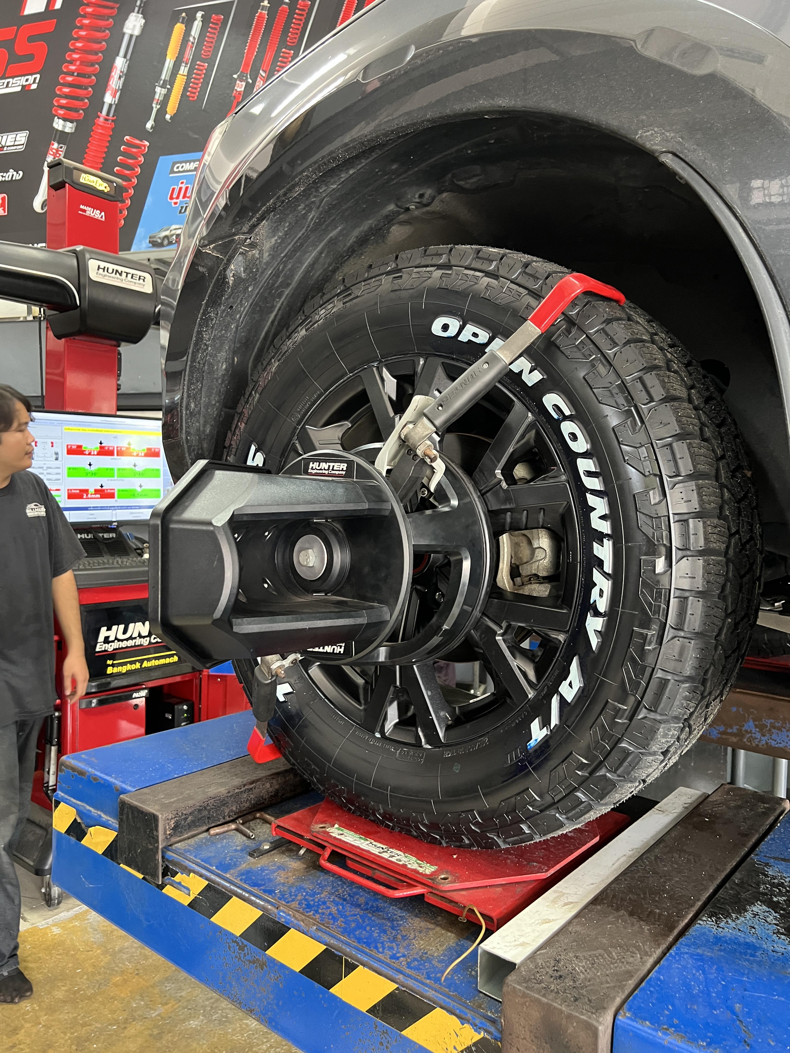ISUZU DMAX เข้ารับบริการเปลี่ยนยางรถยนต์ ใช้งานประจำวัน [+] TOYO OPENCOUNTRY AT3 265/60R18 *นัดหมายก่อนเข้ารับบริการ เพื่อความรวดเร็วครับ 𝙊𝙪𝙧 𝙎𝙚𝙧𝙫𝙞𝙘𝙚 บริการทางร้านเรารับทำอะไรบ้าง 🔧 มียางรถยนต์ทุกยี่ห้อให้เลือกซื้อ 🔧 โช้คอัพ สปริง 🔧 เช็คช่วงล่าง แก้ปัญหาให้ตรงจุด 🔧 ติดตั้งยางแบบไร้รอย 100% 🔧 บริการสลับยาง ตามอายุ 🔧 บริการล้างลิ้นปีกผีเสื้อ 🔧 บริการเช็คระยะรถยนต์ 🔧 เปลี่ยนถ่ายของเหลวทั้งระบบ 🔧 ตั้งศูนย์ด้วยเครื่อง HUNTER นำเข้าจาก USA สอบถามข้อมูลเพิ่มเติม หรือนัดหมายเข้ารับบริการ ☎️ : 08-6569-1915 ☎️ : 08-6544-5963 Line id : @88rw Tiktok : https://www.tiktok.com/@88rwycrr Youtube : https://youtube.com/@88rw Facebook : https://www.facebook.com/88rwtire Location : https://goo.gl/maps/HrNUAZXPN94KvxZ98? #รถยนต์มีปัญหาไม่รู้ต้องแก้ตรงไหน ทางเรายินดี ตรวจหาปัญหาและหาวิธีแก้ บอกลูกค้าก่อนลงมือทำเสมอราคาเป็นธรรมไม่เอาเปรียบ สบายใจคุณลูกค้า ร้านยางเจริญรุ่งเรือง ยินดีต้อนรับครับ