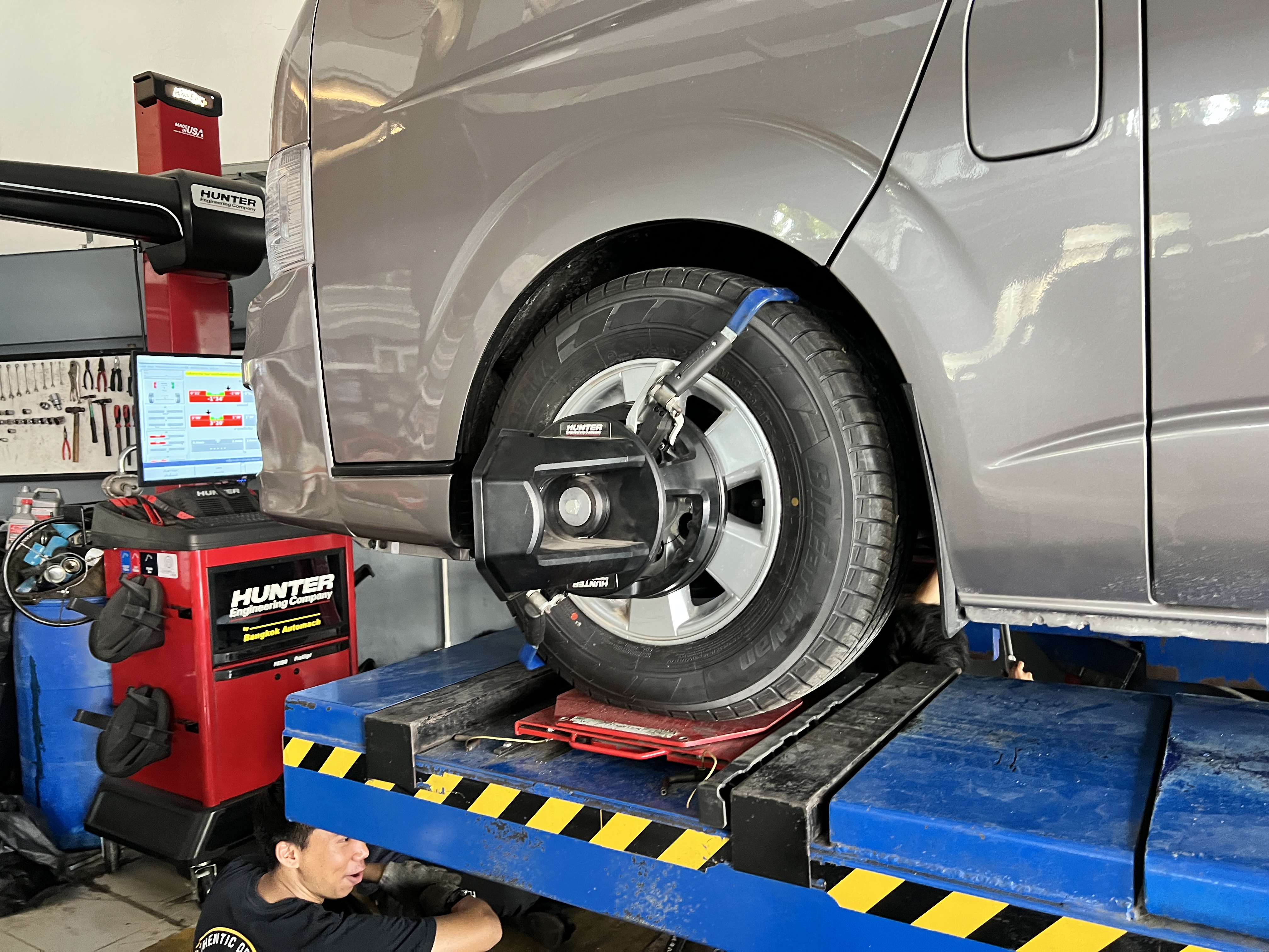 Toyota commuter เปลี่ยนยางใหม่ใช้งาน มั่นใจใช้ยาง Yokohama [+] 215/70R15 Yokohama BluEarth VAN RY55 109/107S *TH ขนาด 215/70R15c 𝙊𝙪𝙧 𝙎𝙚𝙧𝙫𝙞𝙘𝙚 บริการทางร้าน เรารับทำอะไรบ้าง 🔧 ติดตั้งยางแบบไร้รอย 100% 🔧 บริการสลับยาง ตามอายุ 🔧 มียางรถยนต์ทุกยี่ห้อให้เลือกซื้อ 🔧 เช็คช่วงล่าง แก้ปัญหาให้ตรงจุด 🔧 บริการล้างลิ้นปีกผีเสื้อ 🔧 บริการเช็คระยะรถยนต์ 🔧 เปลี่ยนถ่ายของเหลวทั้งระบบ 🔧 ตั้งศูนย์ด้วยเครื่อง HUNTER นำเข้าจาก USA สอบถามข้อมูลเพิ่มเติม หรือนัดหมายเข้ารับบริการ Tel : 08-6569-1915 Tel : 08-6544-5963 Line id : @88rw Tiktok : https://www.tiktok.com/@88rwycrr Youtube : https://youtube.com/@88rw Facebook : https://www.facebook.com/otaninon Location : https://goo.gl/maps/HrNUAZXPN94KvxZ98?coh=178573&entry=tt #รถยนต์มีปัญหาไม่รู้ต้องแก้ตรงไหน ทางเรายินดี ตรวจหาปัญหาและหาวิธีแก้ บอกลูกค้าก่อนลงมือทำเสมอราคาเป็นธรรมไม่เอาเปรียบ สบายใจคุณลูกค้า ---------------------------------- ดูแลให้คำปรึกษาทุกปัญหาคาใจ ไม่ทิ้งลูกค้า มีบริการหลังการขาย 【ให้ผู้เชี่ยวชาญของเรา ดูแลรถคุณ】 ร้านยางเจริญรุ่งเรือง ยินดีต้อนรับครับ ---------------------------------- #โช๊คอัพรถยนต์ #monroe #yss #kayaba #profender #ร้านยางเจริญรุ่งเรือง #นนทบุรี #งามวงศ์วาน #amsfix #บริการช่วงล่างรถยนต์ #ซ่อมบำรุงช่วงล่าง #เซทอัพโช๊คอัพรถยนต์