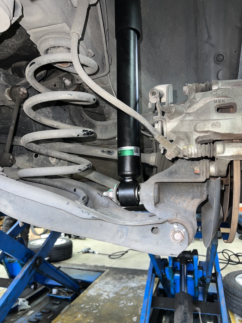 Mazda CX-5 KE ติดตั้งโช้คอัพ Tein EnduraPro Basic พร้อมอะไหล่ส่วนควบใหม่ทั้งหมด สิ่งที่จะได้รับหลังจากติดตั้ง: ฟีลลิ่งหนึบแน่นสไตล์ญี่ปุ่น: โช้คอัพ Tein EnduraPro Basic ให้ความหนึบแน่นที่เหนือกว่าโช้คเดิม แต่ยังคงความนุ่มนวลไว้ เทคโนโลยี H.B.S.: ช่วยดูดซับแรงกระแทกในจังหวะยุบตัวสุด ลดอาการกระดอนเมื่อเจอหลุมหรือคอสะพาน คุณภาพมาตรฐาน OEM: ผลิตจากวัสดุคุณภาพสูง ทนทาน และติดตั้งแทนของเดิมได้ทันที ไม่ต้องดัดแปลง ความมั่นคงที่เพิ่มขึ้น: รถทรงตัวได้นิ่งขึ้น เข้าโค้งมั่นใจ ลดอาการโคลงเคลงของรถ SUV เหมาะสำหรับใคร? เจ้าของ CX-5 ที่ต้องการความหนึบและมั่นคงในการขับขี่ประจำวัน ผู้ที่ต้องการอัปเกรดความทนทานและความปลอดภัยของช่วงล่าง โดยไม่ต้องการโหลดเตี้ย 👉 สำหรับเจ้าของ CX-5 ที่อยากได้ฟีลลิ่งขับขี่ที่มั่นใจกว่าเดิม Tein EnduraPro Basic คือคำตอบ! 📌 สอบถามข้อมูลเพิ่มเติม หรือนัดหมายเข้ารับบริการ ☎️ : 08-6569-1915 ☎️ : 08-6544-5963 💬 Line id : @88rw 📍 Location : https://goo.gl/maps/HrNUAZXPN94KvxZ98 🌐 Facebook : https://www.facebook.com/88rwtire #Mazda #CX5 #CX5KE #Tein #EnduraPro #โช้คอัพ #ช่วงล่าง #ยางเจริญรุ่งเรือง #นนทบุรี #งามวงศ์วาน #ยางรถยนต์นนทบุรี #ช่วงล่างรถยนต์ #โช้คอัพรถยนต์