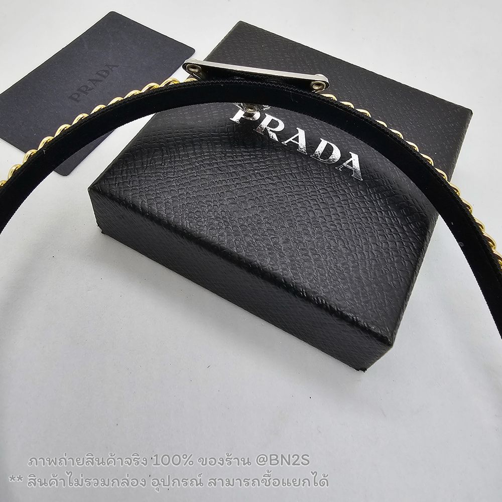 PRADA Symbole Headband ที่คาดผมปราด้า งานสวยโซ่เปีย ติดเพลทโลโก้ อะไหล่สีเงิน งานสวย พร้อมส่งในไทย ไม่ต้องรอนาน