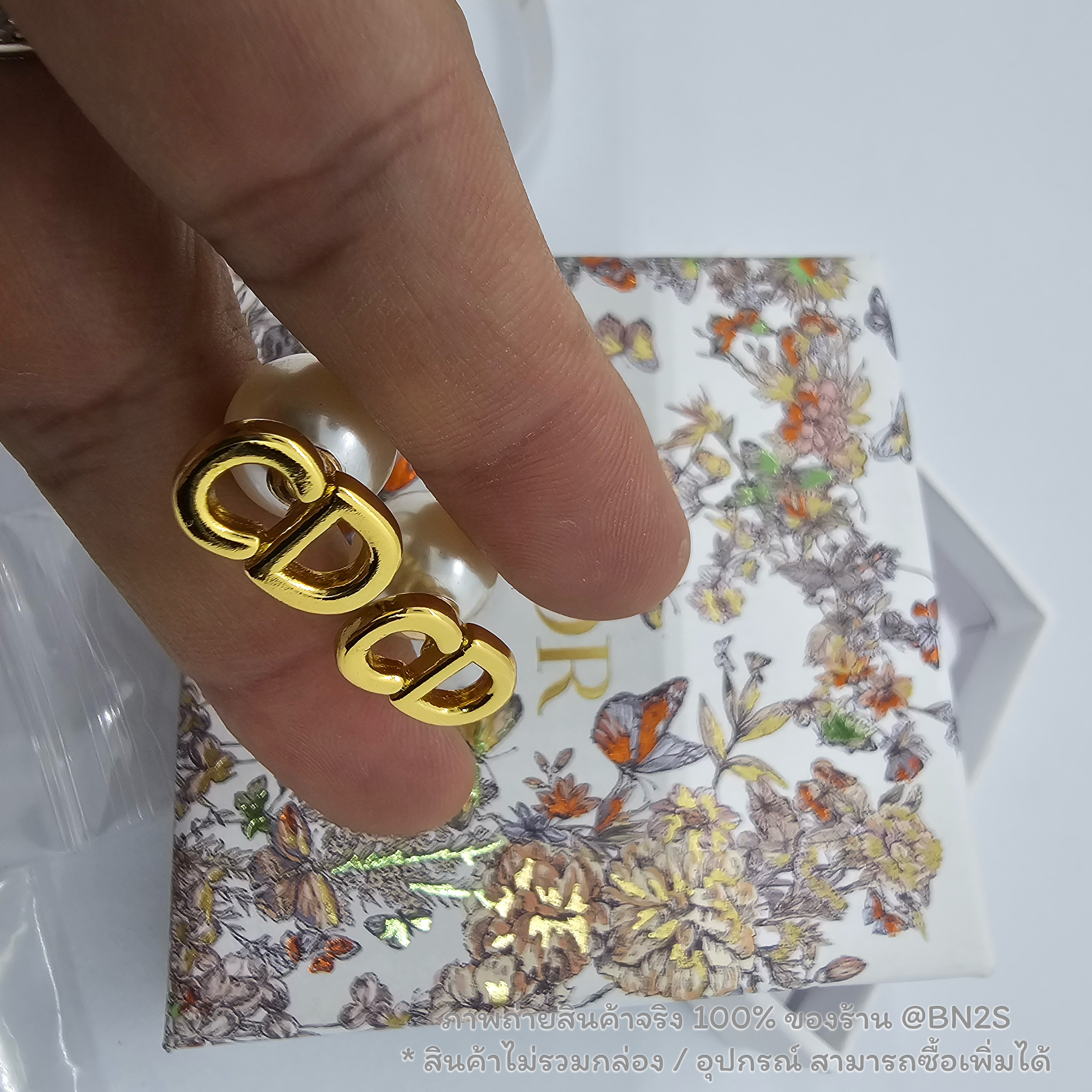 Dior STUD PEARL EARRING ต่างหู CD ทับหลังไข่มุก อะไหล่สีทอง โชว์โลโก้ตะโกน สวยมาก พร้อมส่ง ไม่มีกล่อง อุปกรณ์