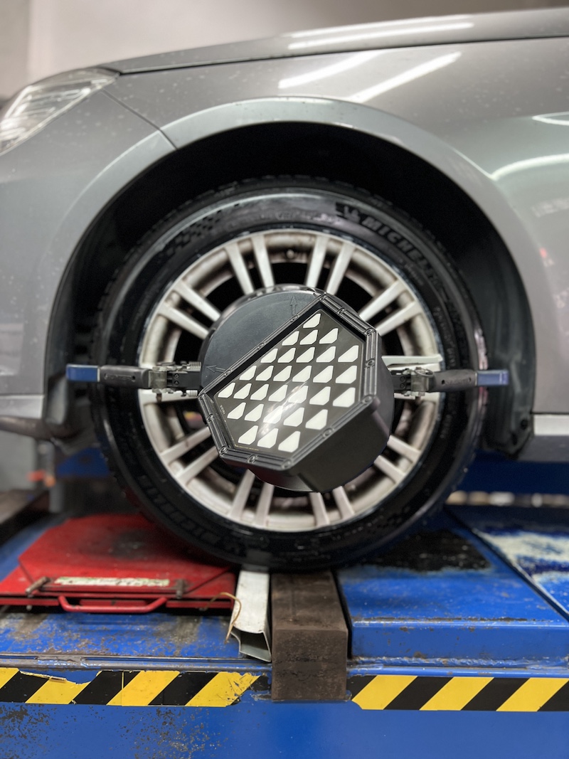 Mercedes benz เปลี่ยนยางใช้งานประจำวัน [+] Michelin pilot sport5 245/45R17 พร้อมบริการติดตั้ง ถ่วงล้อ เติมลมไนโตรเจน และ ตั้งศูนย์ 📌 สอบถามข้อมูลเพิ่มเติม หรือนัดหมายเข้ารับบริการ ☎️ : 08-6569-1915 ☎️ : 08-6544-5963 💬 Line id : @88rw 📍 Location : https://goo.gl/maps/HrNUAZXPN94KvxZ98 🌐 Facebook : https://www.facebook.com/88rwtire #ยางรถยนต์ #MICHELIN #PilotSport5