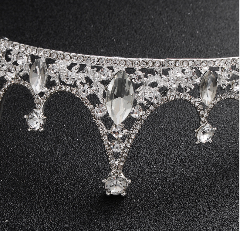 มงกุฏขนาดใหญ่ ประดับเพชร แบบปักกิ๊บแน่น ขนาด กว้าง 15.5 สูง 5.5 ซม.