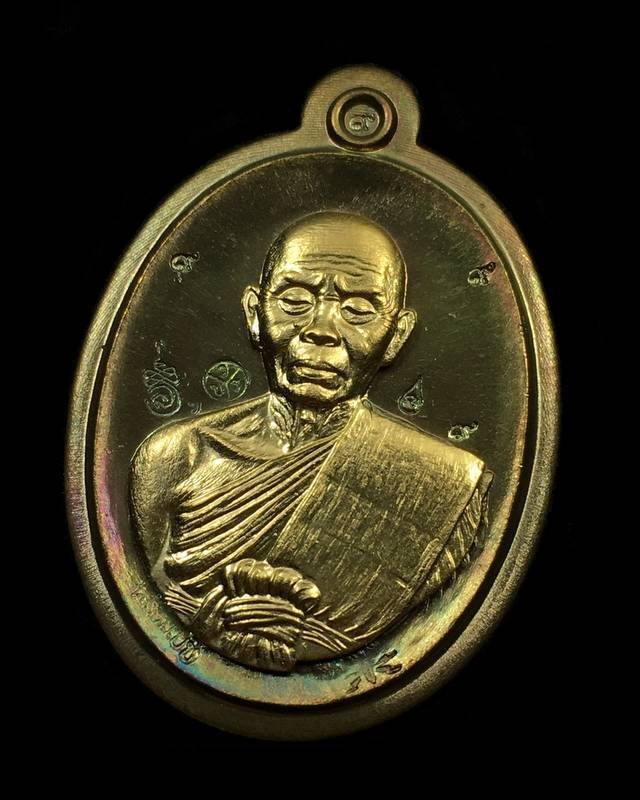 เหรียญรูปไข่ หลวงพ่อคูณ ปริสุทฺโธ วัดบ้านไร่ พิมพ์ครึ่งองค์ รุ่นปาฏิหาริย์ EOD ปี ๒๕๕๖ เหรียญจากชุดซื่อที่ดิน เนื้อนวะหน้าทองคำ หลังแบบไม่ตัดปีก หมายเลข ๙
