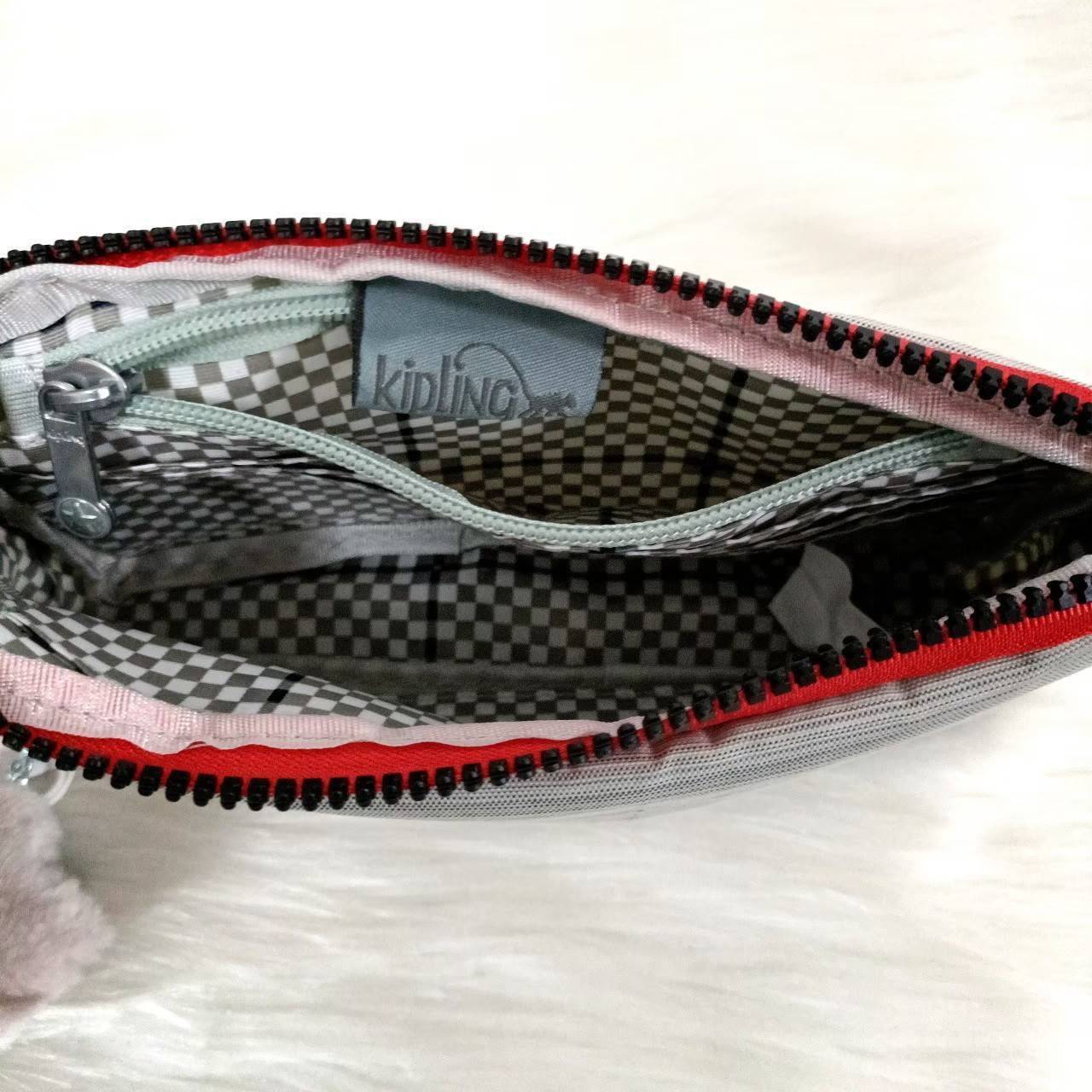 KIPLING กระเป๋าสตางค์ซิปรอบ ใบยาว Seoul up clutch & sling bag