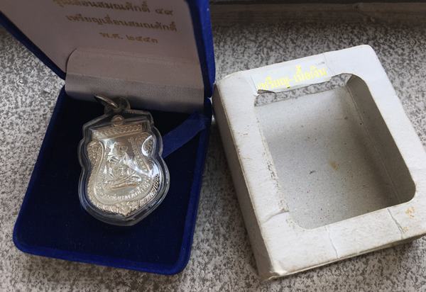 เหรียญเสมาหลวงพ่อทวด วัดช้างให้ รุ่นเลื่อนสมณศักดิ์ ๔๙ จัดสร้างปี ๒๕๕๓ เนื้อเงิน หมายเลข ๔๒๘ เลียมกรอบกันน้ำพร้อมใช้ และบัตรรับรองพระแท้ จมูกหน้ามีแตะครับ