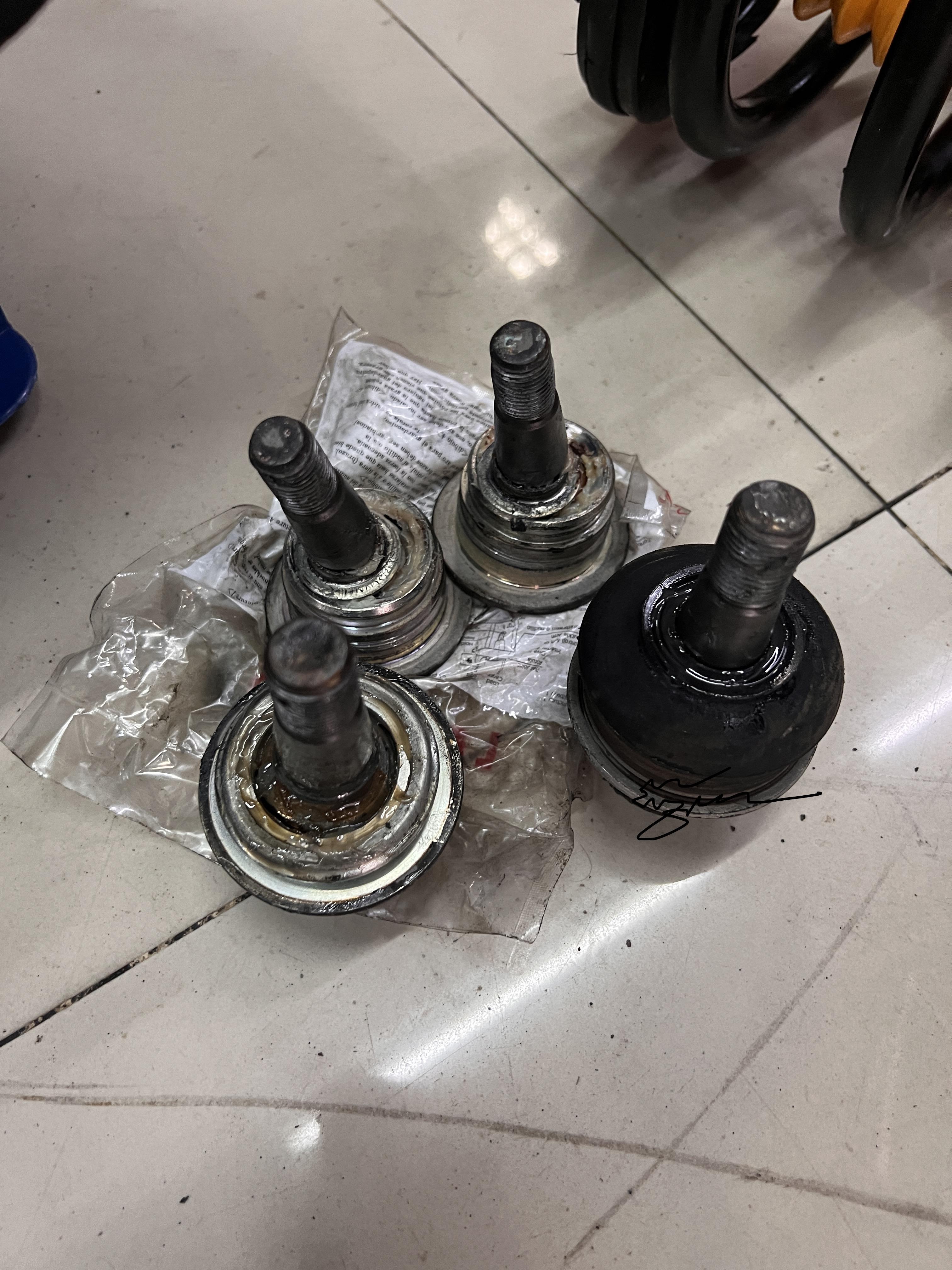 TOYOTA FORTUNER อัพเกรดช่วงล่าง พร้อมเปลี่ยนอะไหล่ช่วงล่างใกล้เคียงอื่นๆ เลือกใช้ของดี [+] Yss E series กระบอกเหลืองนุ่ม นวล [+] ชุดลูกหมาก 555 made in Japan แท้ *เพื่อความสะดวกในการรับบริการ นัดหมายเวลาก่อนเข้ารับบริการทุกครั้งครับ 𝙊𝙪𝙧 𝙎𝙚𝙧𝙫𝙞𝙘𝙚 บริการทางร้านเรารับทำอะไรบ้าง 🔧 มียางรถยนต์ทุกยี่ห้อให้เลือกซื้อ 🔧 โช้คอัพ สปริง 🔧 เช็คช่วงล่าง แก้ปัญหาให้ตรงจุด 🔧 ติดตั้งยางแบบไร้รอย 100% 🔧 บริการสลับยาง ตามอายุ 🔧 บริการล้างลิ้นปีกผีเสื้อ 🔧 บริการเช็คระยะรถยนต์ 🔧 เปลี่ยนถ่ายของเหลวทั้งระบบ 🔧 ตั้งศูนย์ด้วยเครื่อง HUNTER นำเข้าจาก USA สอบถามข้อมูลเพิ่มเติม หรือนัดหมายเข้ารับบริการ ☎️ : 08-6569-1915 ☎️ : 08-6544-5963 Line id : @88rw Tiktok : https://www.tiktok.com/@88rwycrr Youtube : https://youtube.com/@88rw Facebook : https://www.facebook.com/88rwtire Location : https://goo.gl/maps/HrNUAZXPN94KvxZ98?coh=178573&entry=tt #รถยนต์มีปัญหาไม่รู้ต้องแก้ตรงไหน ทางเรายินดี ตรวจหาปัญหาและหาวิธีแก้ บอกลูกค้าก่อนลงมือทำเสมอราคาเป็นธรรมไม่เอาเปรียบ สบายใจคุณลูกค้า ร้านยางเจริญรุ่งเรือง ยินดีต้อนรับครับ