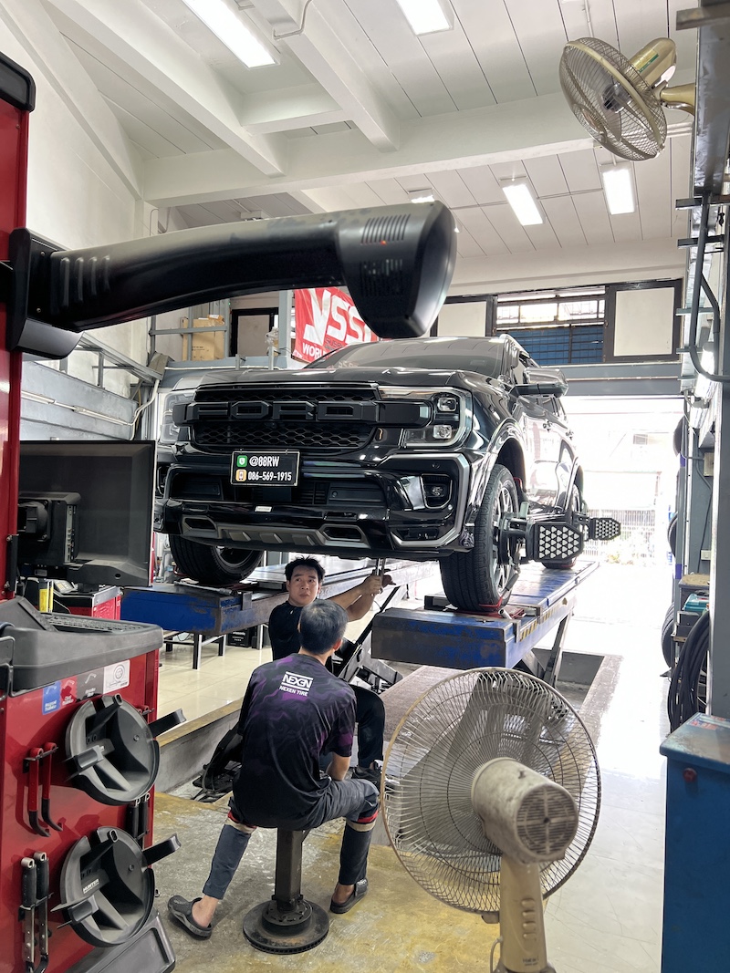 Ford Everest NextGen 4WD คันนี้...อัปเกรดสู่ความสบายระดับราชินี! 👑 เจ้าของ Everest NextGen 4WD ที่อยากให้รถ นุ่มนวลสูงสุด ขับสบายทั้งครอบครัว แต่ยังคงความหนึบแน่นในการขับทางไกล... ติดตั้งโช้คอัพ Profender Queen Series หลัง Piggyback พร้อมชุดสปริง Profender สิ่งที่จะได้รับหลังจากติดตั้ง: นุ่มนวลเหนือระดับ: โช้คอัพ Queen Series เน้นการซับแรงกระแทกเป็นพิเศษ ทำให้ผู้โดยสารสัมผัสความสบายสูงสุด ระบายความร้อนยอดเยี่ยม: โช้คอัพหลังแบบ Piggyback (มีซับแทงก์แยก) ช่วยระบายความร้อนได้ดี ทำให้สมรรถนะคงที่แม้ใช้งานหนัก ปรับความหนึบได้ละเอียด: สามารถปรับความนุ่ม-หนึบได้ตามใจชอบ เพื่อหาฟีลลิ่งที่ลงตัวที่สุดสำหรับคุณ สมดุลสมบูรณ์แบบ: ชุดสปริง Profender ที่ถูกออกแบบมาให้ทำงานร่วมกับ Queen Series อย่างลงตัว เหมาะสำหรับใคร? เจ้าของ Everest NextGen ที่เน้นความสบายของ รถครอบครัว เป็นหลัก ผู้ที่ต้องการความยืดหยุ่นในการปรับจูนโช้คอัพให้เข้ากับทุกสภาพถนน 👉 ยกระดับรถ SUV ของคุณให้เหนือกว่าใคร ด้วยบริการติดตั้งชุดใหญ่จาก #ยางเจริญรุ่งเรือง 📌 สอบถามข้อมูลเพิ่มเติม หรือนัดหมายเข้ารับบริการ ☎️ : 08-6569-1915 ☎️ : 08-6544-5963 💬 Line id : @88rw 📍 Location : https://goo.gl/maps/HrNUAZXPN94KvxZ98 🌐 Facebook : https://www.facebook.com/88rwtire #Ford #Everest #NextGen #Profender #QueenSeries #โช้คอัพ #ช่วงล่าง #ยางเจริญรุ่งเรือง #นนทบุรี #งามวงศ์วาน