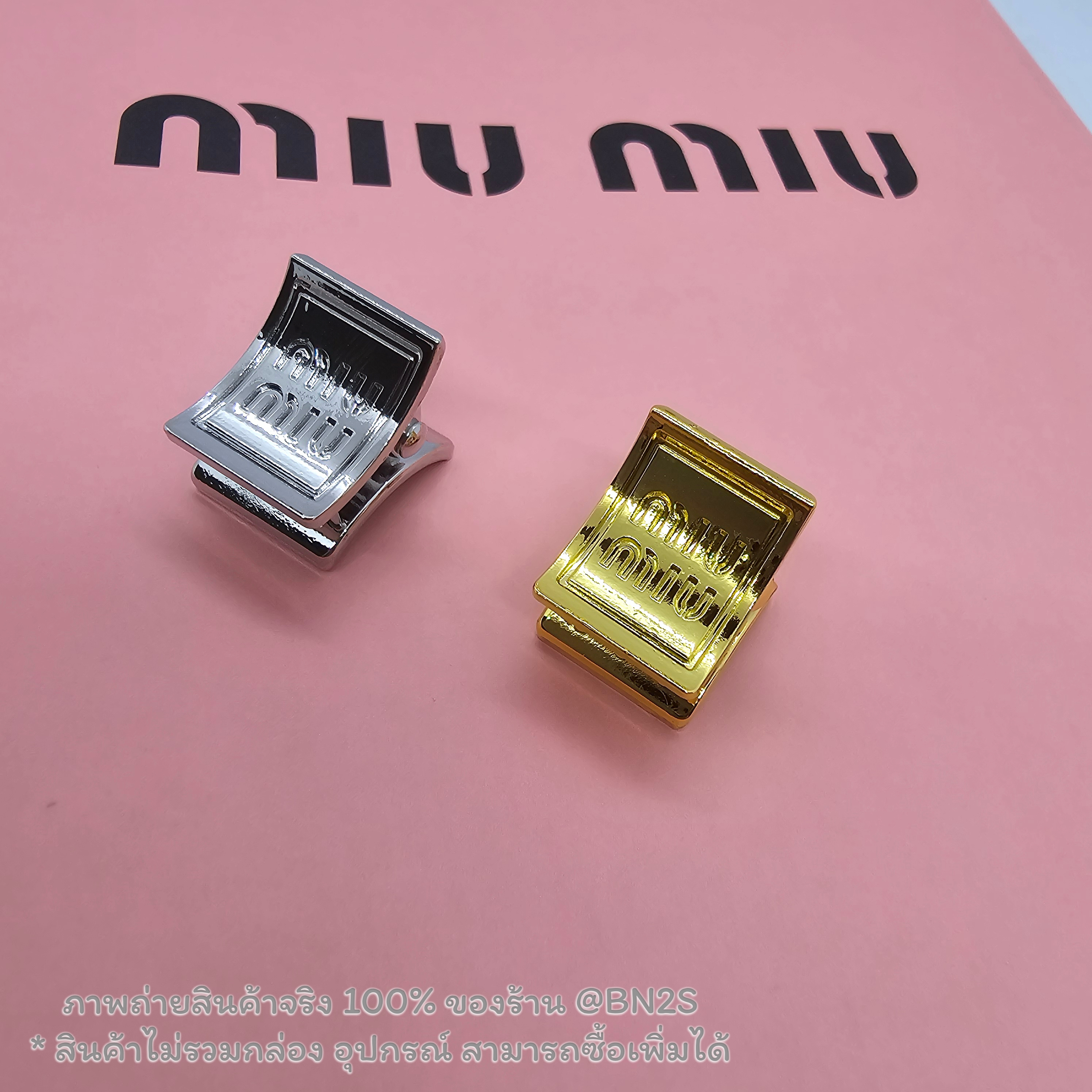 สีทอง | Miu Miu Metal Claw Clips With Perforated Logo Gold กิ๊บติดผมโลหะ มินิ แบรนด์ มิว มิว 1 ชิ้น มีให้เลือกสีเงิน สีทอง