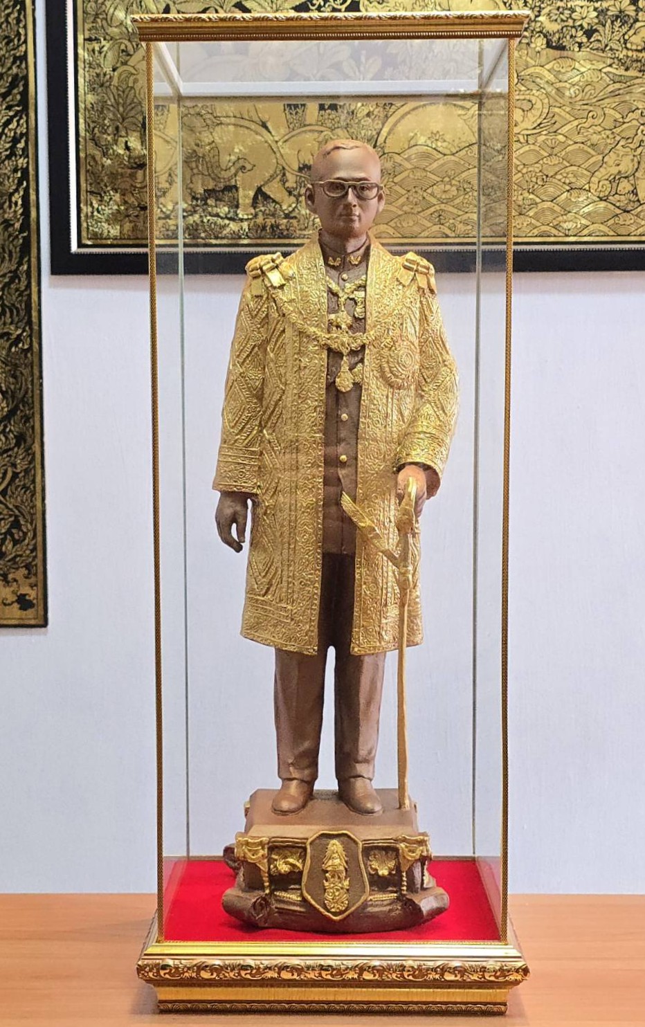 รูปปั้นรัชกาลที่9 ทรงยืน ทรงฉลองพระองค์เต็มยศ พร้อมตู้