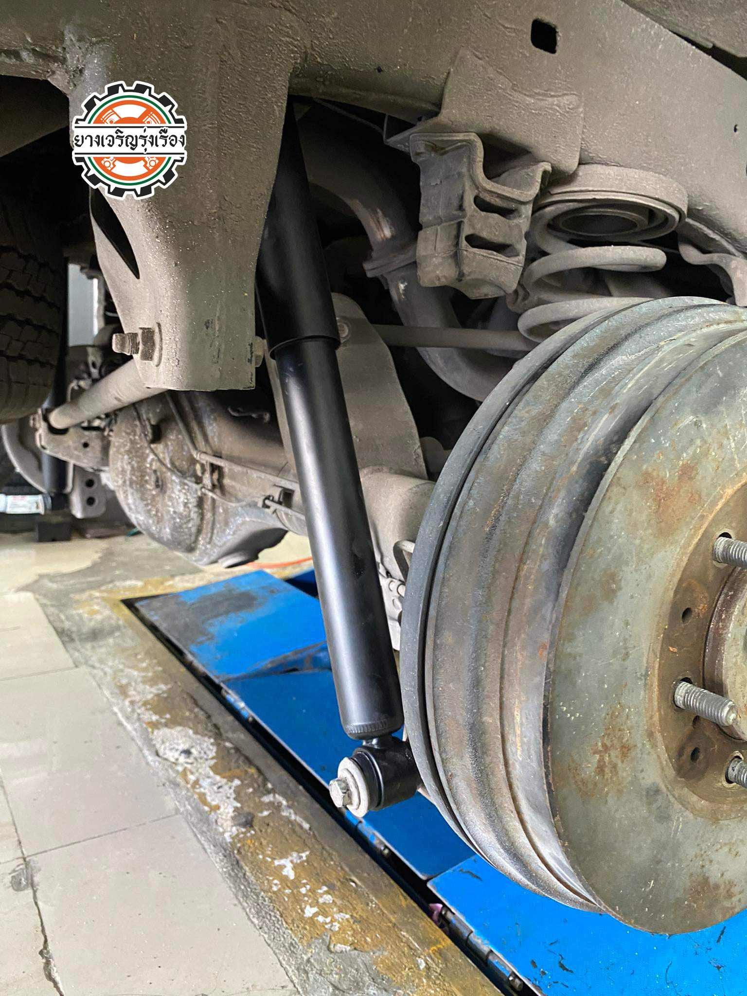 TOYOTA FORTUNER เปลี่ยนโช๊คอัพรถยนต์ใช้งานทั่วไป แทนของเก่าที่เสื่อมสภาพ [+] Profender PG5 เซ็ทโช๊คอัพหน้าหลัง ล้อเดิม ยางเดิม ก็ขับสนุกได้ [+] พร้อมบริการติดตั้ง + Set up ให้เหมาะกับยาง [+] ขับสนุกด้วยบริการ ตั้งศูนย์ละเอียดให้เหมาะกับการใช้งานและลักษณะของช่วงล่าง --------------------------------- โทร : 08-6544-5963 บุ๊ก และทีมงาน ยินดีต้อนรับครับ 𝙊𝙪𝙧 𝙎𝙚𝙧𝙫𝙞𝙘𝙚 บริการทางร้าน เรารับทำอะไรบ้าง 🔧 ติดตั้งยางแบบไร้รอย 100% 🔧 บริการสลับยาง ตามอายุ 🔧 มียางรถยนต์ทุกยี่ห้อให้เลือกซื้อ 🔧 เช็คช่วงล่าง แก้ปัญหาให้ตรงจุด 🔧 บริการล้างลิ้นปีกผีเสื้อ 🔧 บริการเช็คระยะรถยนต์ 🔧 เปลี่ยนถ่ายของเหลวทั้งระบบ 🔧 ตั้งศูนย์ด้วยเครื่อง HUNTER นำเข้าจาก USA #รถยนต์มีปัญหาไม่รู้ต้องแก้ตรงไหน ทางเรายินดี ตรวจหาปัญหาและหาวิธีแก้ บอกลูกค้าก่อนลงมือทำเสมอราคาเป็นธรรมไม่เอาเปรียบ สบายใจคุณลูกค้า ---------------------------------- ดูแลให้คำปรึกษาทุกปัญหาคาใจ ไม่ทิ้งลูกค้า มีบริการหลังการขาย 【ให้ผู้เชี่ยวชาญของเรา ดูแลรถคุณ】 ร้านยางเจริญรุ่งเรือง ยินดีต้อนรับครับ ---------------------------------- #โช๊คอัพรถยนต์ #monroe #yss #kayaba #profender #ร้านยางเจริญรุ่งเรือง #นนทบุรี #งามวงศ์วาน #amsfix #บริการช่วงล่างรถยนต์ #ซ่อมบำรุงช่วงล่าง #เซทอัพโช๊คอัพรถยนต์ — รู้สึกมีความสุขกับ ล้อ ยาง 88RW งามวงศ์วาน ที่ Amsfix ศูนย์โช๊คอัพ Yss Profender Kayaba Monroe นนทบุรี งามวงศ์วาน