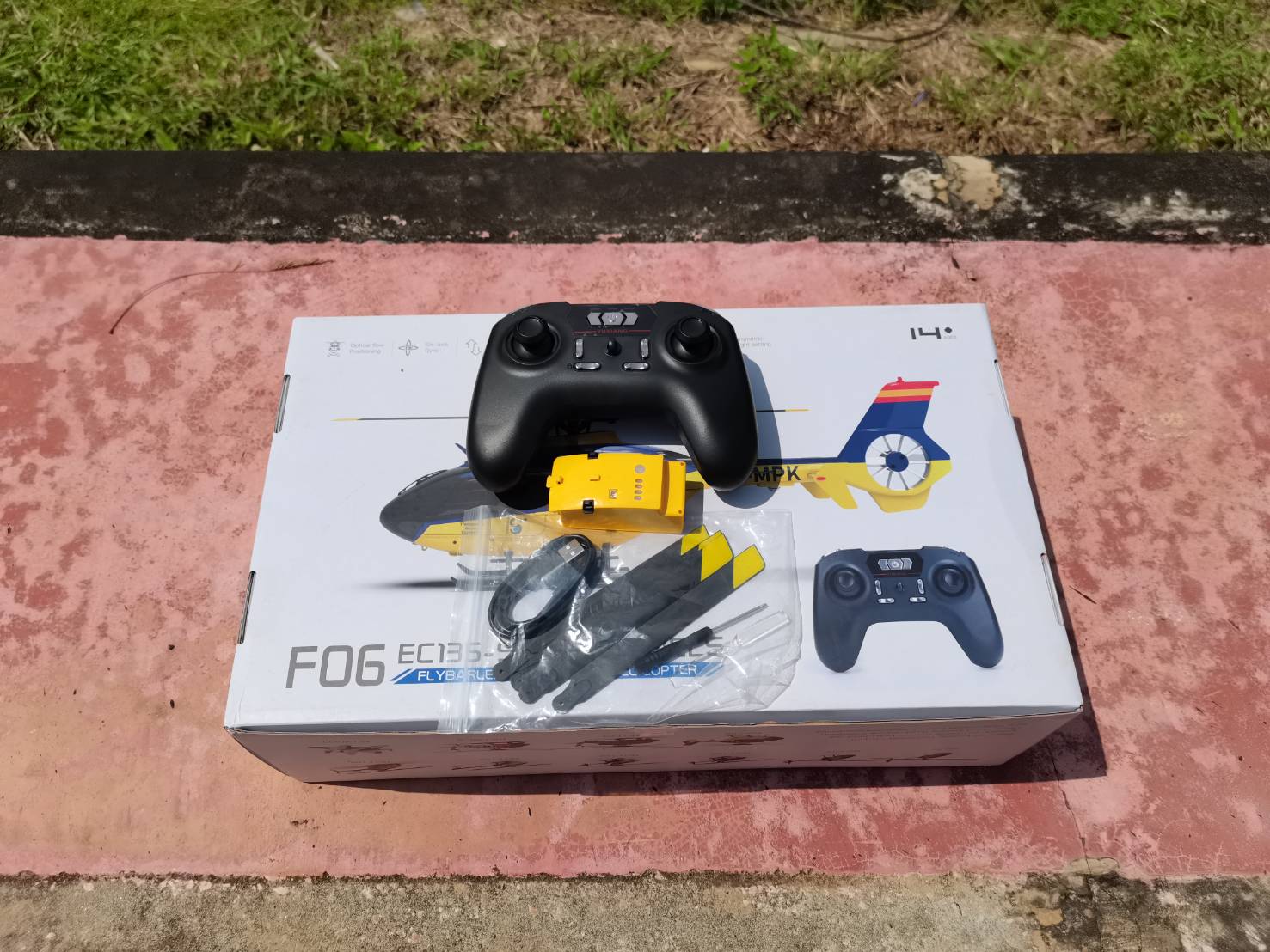 เฮลิคอปเตอร์บังคับวิทยุ YU XIANG F06 EC135 6CH 3D-6G มอเตอร์บรัสเลส หัวท้าย ระบบล๊อคความสูง ล๊อคตำแหน่ง ชุดพร้อมบิน RTF