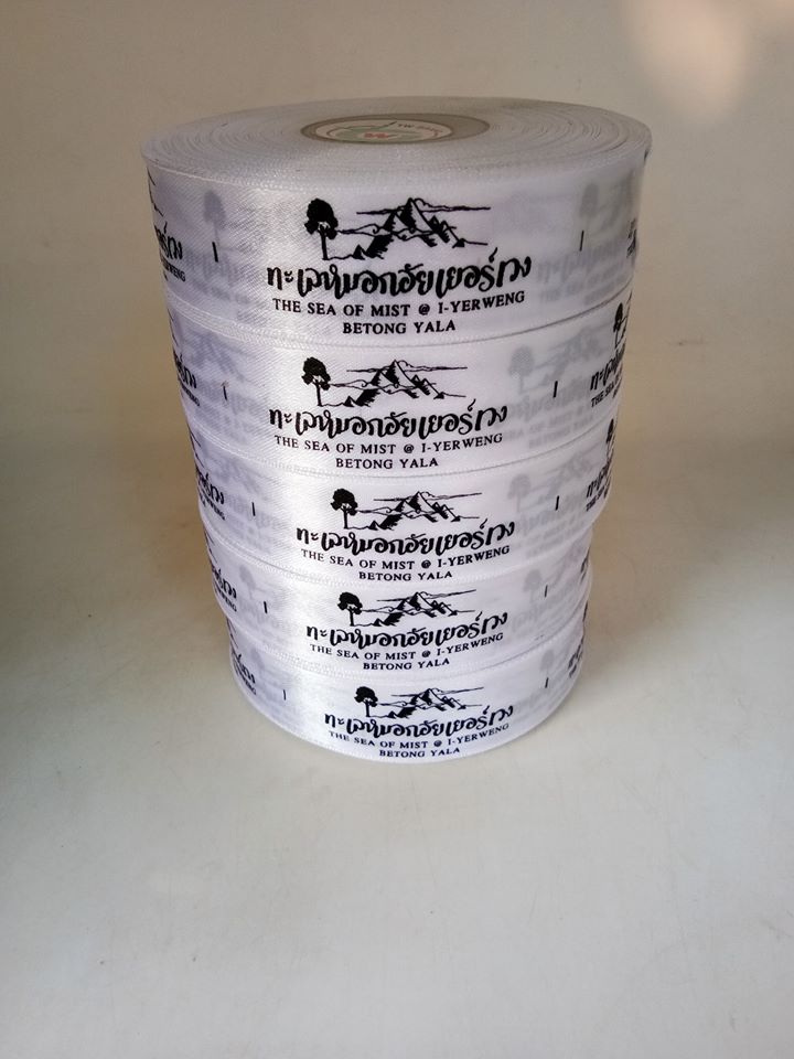 ป้ายคอเสื้อ เนื้อริบบิ้นซาติน 2.5 ซม. ริบบิ้นสีขาว 1 พิมพ์ดำ 5 ม้วน