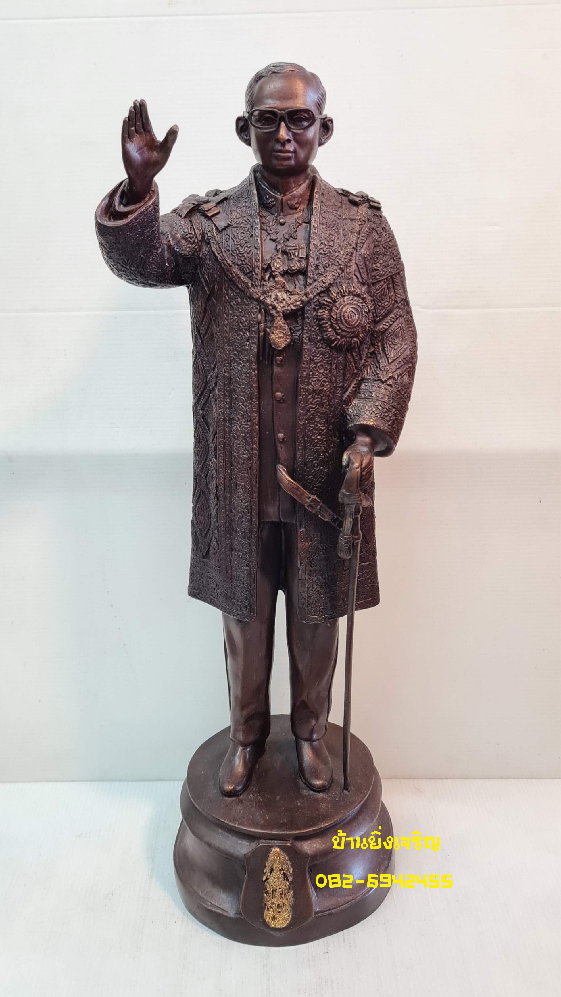 รูปปั้น รัชกาลที่ 9 ทรงยินดี ทรงโบกพระหัตถ์
