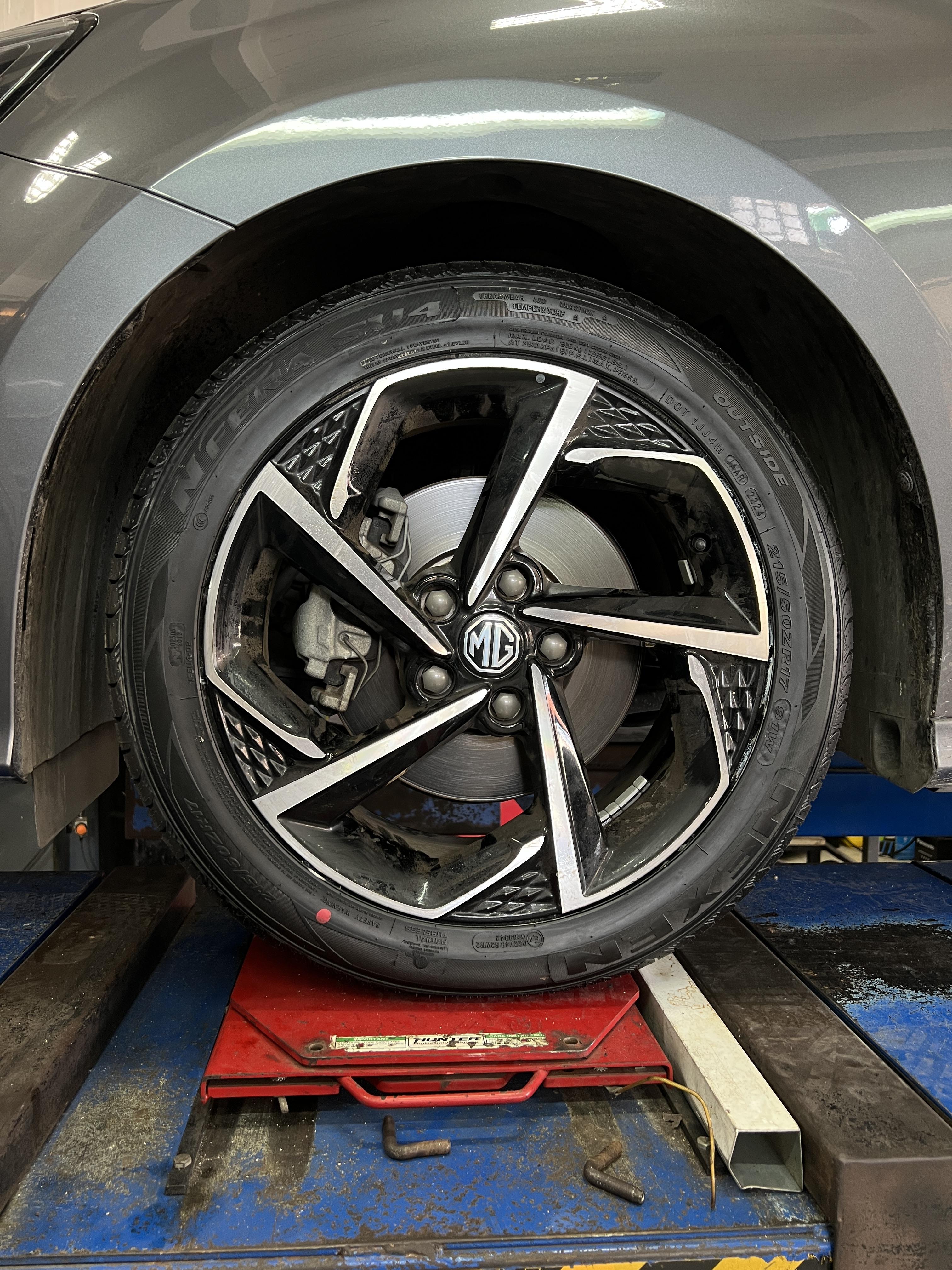 MG 5 เข้ารับบริการเปลี่ยนยางรถยนต์ [+] NEXEN SU4 215/50R17 #ถ่ายให้เป๊ะแชร์ให้ปังกับยางNexen #เส้นต่อไปใช้เน็กเซ็น #nexentirethailand #nexentire #ยางรถยนต์ *เฉาพาะ NEXEN Pirelli ประกันยาง 1 ปี หรือ 25,000 กม. บาด บวม เบียด แตก ระเบิด เปลี่ยนเส้นใหม่ ครับ *เพื่อความรวดเร็วนัดหมายก่อนเข้ารับบริการครับ 𝙊𝙪𝙧 𝙎𝙚𝙧𝙫𝙞𝙘𝙚 บริการทางร้านเรารับทำอะไรบ้าง 👉มียางรถยนต์ทุกยี่ห้อให้เลือกซื้อ 👉โช้คอัพ สปริง 👉เช็คช่วงล่าง แก้ปัญหาให้ตรงจุด 👉ติดตั้งยางแบบไร้รอย 100% 👉บริการสลับยาง ตามอายุ 👉บริการล้างลิ้นปีกผีเสื้อ 👉บริการเช็คระยะรถยนต์ 👉เปลี่ยนถ่ายของเหลวทั้งระบบ 👉ตั้งศูนย์ด้วยเครื่อง HUNTER นำเข้าจาก USA สอบถามข้อมูลเพิ่มเติม หรือนัดหมายเข้ารับบริการ ☎️ : 08-6569-1915 ☎️ : 08-6544-5963 Line id : @88rw Facebook : https://www.facebook.com/88rwtire Location : https://goo.gl/maps/HrNUAZXPN94KvxZ98? #รถยนต์มีปัญหาไม่รู้ต้องแก้ตรงไหน ทางเรายินดี ตรวจหาปัญหาและหาวิธีแก้ บอกลูกค้าก่อนลงมือทำเสมอราคาเป็นธรรม #nexentires