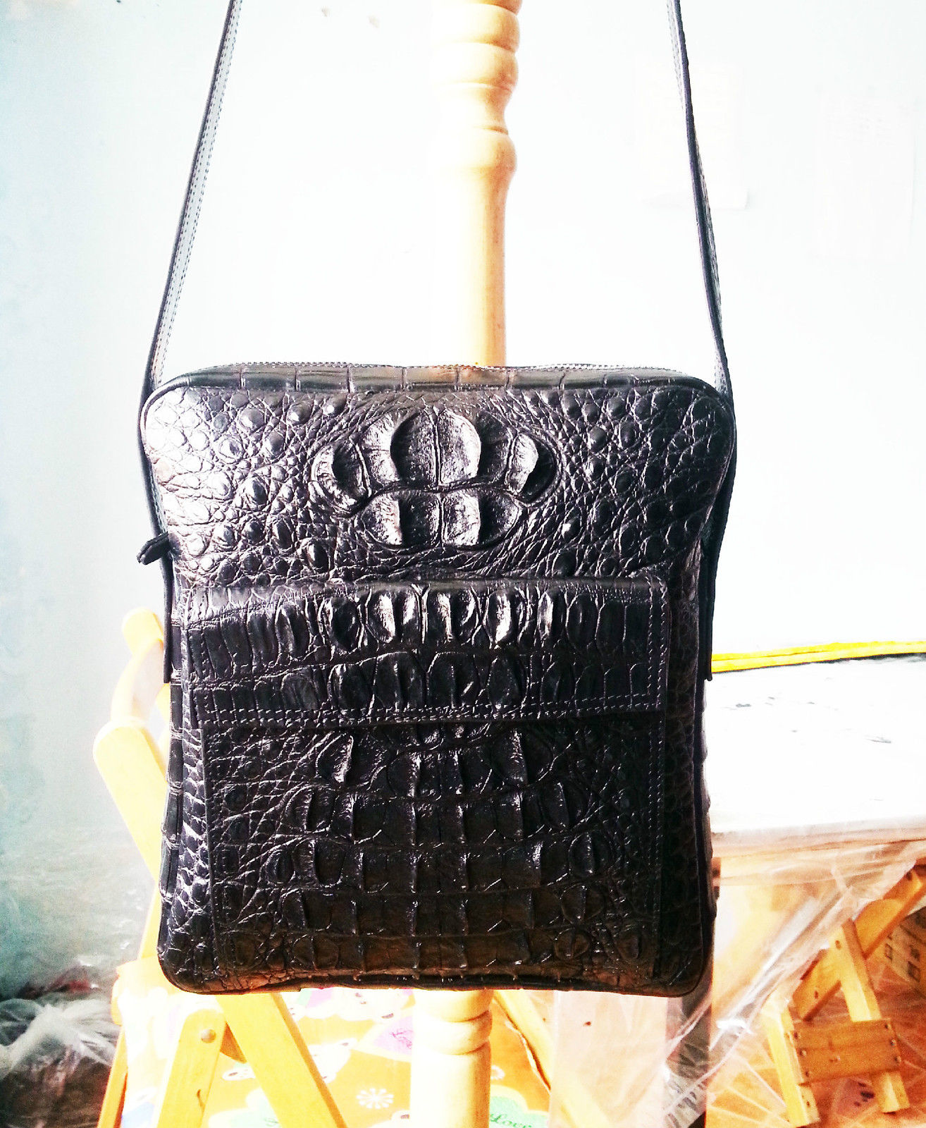 กระเป๋าสะพายชายหนังจระเข้แท้ สีดำ ส่วนหลัง รหัส CRM367H-BL