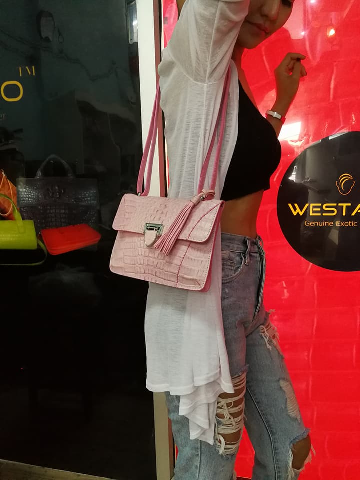 กระเป๋าสะพายหนังจระเข้แท้ สีชมพู รหัส CRW1217H-02-PI2