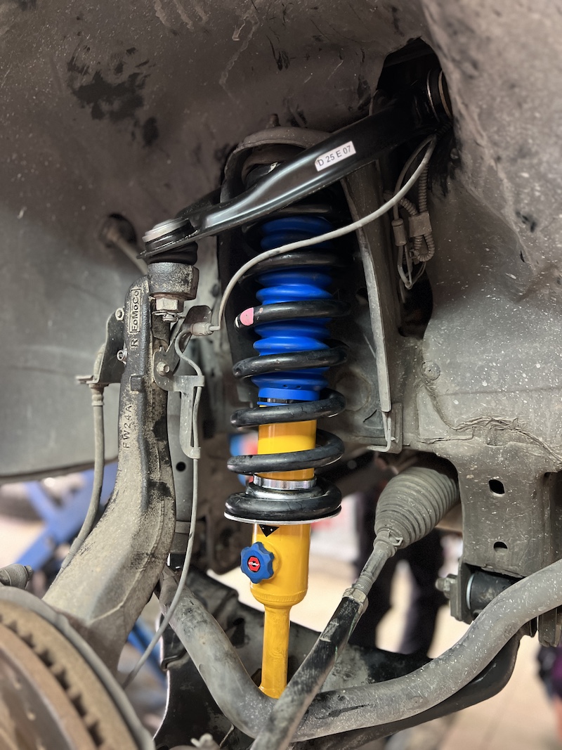 Ford Ranger 2012 | โช้คอัพ Profender PAG4 (ปรับ 4 ระดับ) | ฟื้นฟูช่วงล่างครบชุด - ยางเจริญรุ่งเรือง นนทบุรี เราจัดเต็มชุดฟื้นฟูช่วงล่างระดับพรีเมียม! ✅ โช้คอัพ Profender PAG4 (ปรับ 4 ระดับ): โช้คอัพคุณภาพสูงที่ให้ความหนึบแน่น พร้อม ปรับจูนได้ 4 ระดับ ตามสไตล์การขับขี่ ✅ ปีกนกบนแท้: เปลี่ยนเพื่อคืนความแม่นยำและสมบูรณ์แบบขององศาช่วงล่าง ✅ ลูกหมากปีกนกล่าง ตอง 5 ญี่ปุ่น: ลูกหมากคุณภาพสูงจาก Sankei 555 เพื่อความทนทานและความแม่นยำขั้นสูงสุด ✅ บู้ชปีกนกล่างใหม่ (ซ้าย/ขวา): แก้ปัญหาเสียงดังและอาการโยนตัวจากบูชที่เสื่อมสภาพ สิ่งที่จะได้รับหลังจากติดตั้ง: ช่วงล่างหนึบแน่น: รถทรงตัวได้ดีขึ้นอย่างชัดเจน เข้าโค้งมั่นใจ คืนความสมบูรณ์แบบ: แก้ปัญหาเสียงดัง กุกกัก จากการสึกหรอของบูชและลูกหมาก ปรับได้ตามใจ: เลือกฟีลลิ่งการขับขี่ที่นุ่มหรือหนึบได้ตามความชอบ จบครบในที่เดียว: ติดตั้ง Setup และตั้งศูนย์โดยทีมช่างผู้เชี่ยวชาญ 👉 อย่าปล่อยให้ช่วงล่างทำงานหนัก! แวะมาตรวจเช็กกับผู้เชี่ยวชาญวันนี้ครับ 📌 สอบถามข้อมูลเพิ่มเติม หรือนัดหมายเข้ารับบริการ ☎️ : 08-6569-1915 ☎️ : 08-6544-5963 💬 Line id : @88rw 📍 Location : https://goo.gl/maps/HrNUAZXPN94KvxZ98 🌐 Facebook : https://www.facebook.com/88rwtire