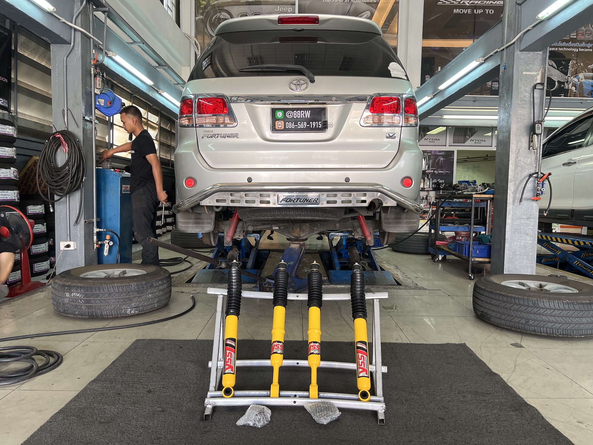 TOYOTA FORTUNER เข้ารับบริการเปลี่ยนโช้คอัพ ใช้งานประจำวัน เน้นนุ่มนวล เดินทางแบบครอบครัว [+] YSS DTG กระบอกเหลือง นุ่ม นวล วาล์วอัตโนมัติ *เพื่อความรวดเร็วนัดหมายก่อนเข้ารับบริการครับ 𝙊𝙪𝙧 𝙎𝙚𝙧𝙫𝙞𝙘𝙚 บริการทางร้านเรารับทำอะไรบ้าง 👉มียางรถยนต์ทุกยี่ห้อให้เลือกซื้อ 👉โช้คอัพ สปริง 👉เช็คช่วงล่าง แก้ปัญหาให้ตรงจุด 👉ติดตั้งยางแบบไร้รอย 100% 👉บริการสลับยาง ตามอายุ 👉บริการล้างลิ้นปีกผีเสื้อ 👉บริการเช็คระยะรถยนต์ 👉เปลี่ยนถ่ายของเหลวทั้งระบบ 👉ตั้งศูนย์ด้วยเครื่อง HUNTER นำเข้าจาก USA สอบถามข้อมูลเพิ่มเติม หรือนัดหมายเข้ารับบริการ ☎️ : 08-6569-1915 ☎️ : 08-6544-5963 Line id : @88rw Facebook : https://www.facebook.com/88rwtire Location : https://goo.gl/maps/HrNUAZXPN94KvxZ98? #รถยนต์มีปัญหาไม่รู้ต้องแก้ตรงไหน ทางเรายินดี ตรวจหาปัญหาและหาวิธีแก้ บอกลูกค้าก่อนลงมือทำเสมอราคาเป็นธรรม #yssdtg
