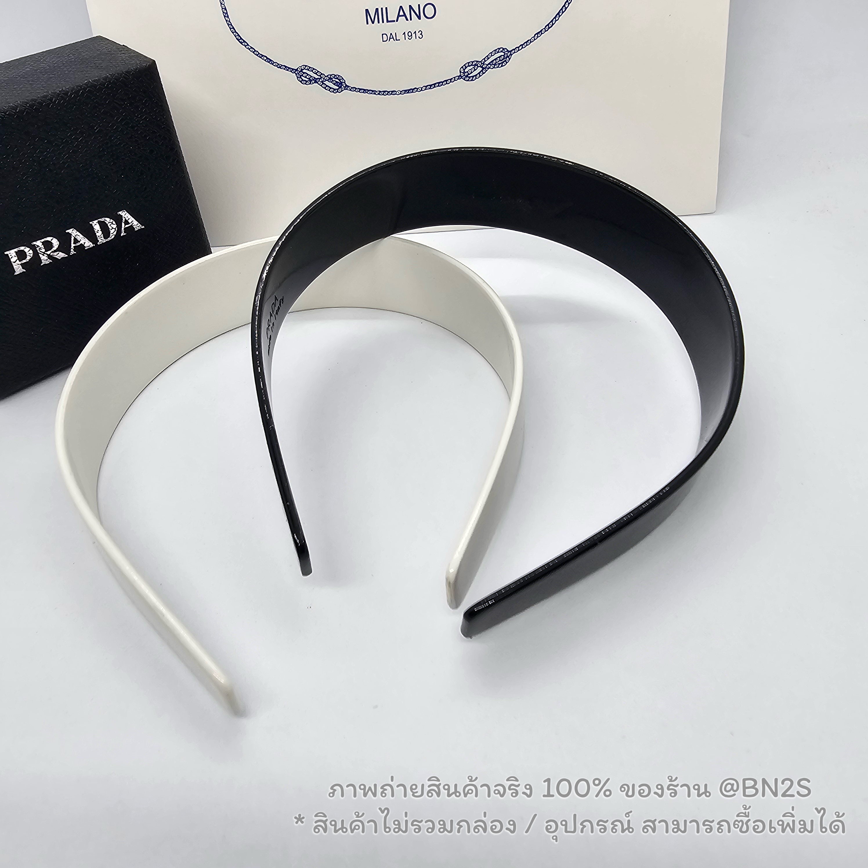 สีดำ | ที่คาดผมปราด้า Prada Logo Headband งานโชว์ตัวโลโก้ สวยเด่น สีดำ ขาว ตัวเพลทโลโก้สีทอง รับรองว่าสวยถูกใจ พร้อมส่ง สินค้าไม่รวมกล่อง อุปกรณ์