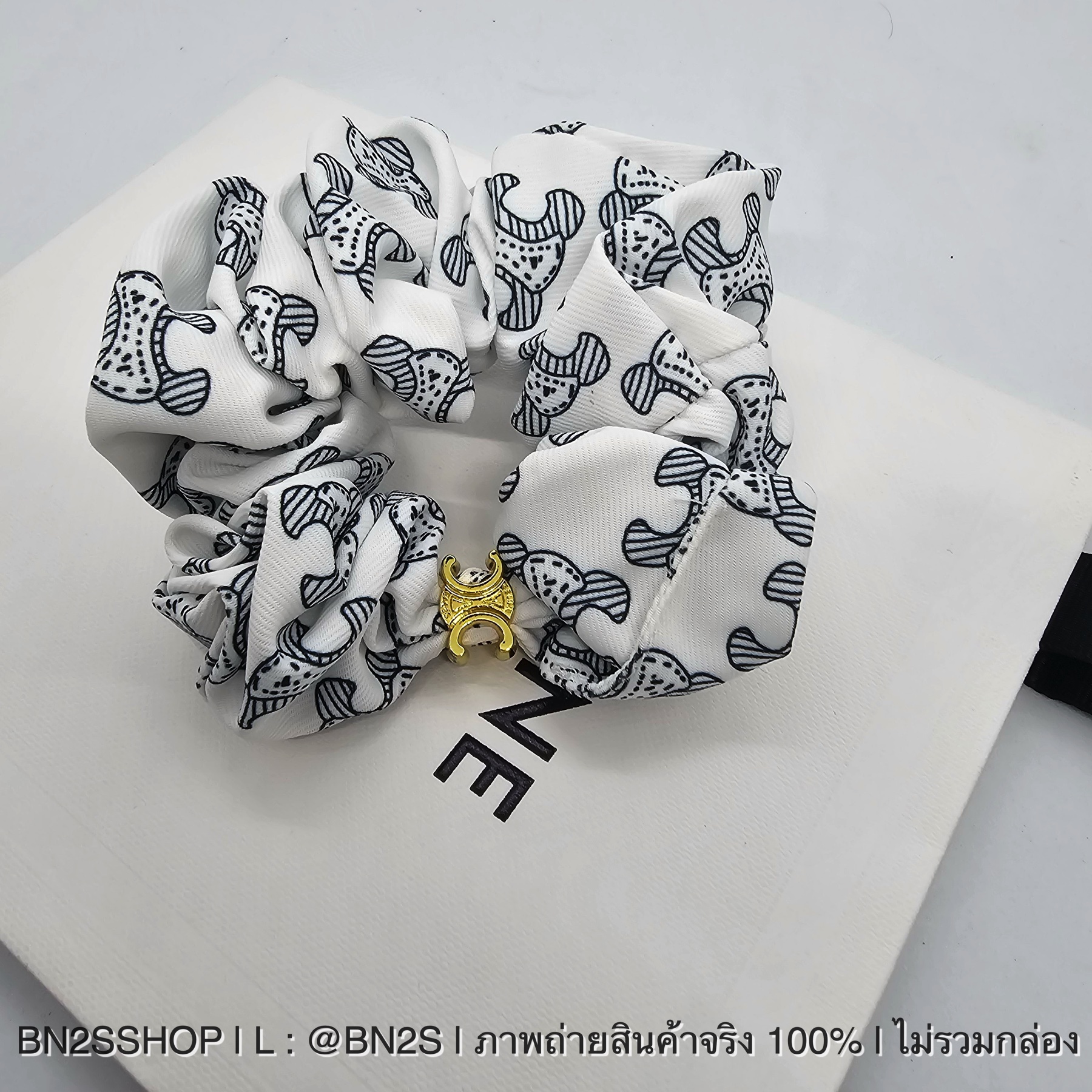Triomphe ดำ | ผ้ารัดผม ลิซ่า CELINE SCRUNCHY RAYURE BRACELET รัดแขนแบบลิซ่า เก๋ไปอีกแบบ ผ้าสกรีนลายโลโก้ ผ้าเนื้อนุ่ม ไหมอย่างดี
