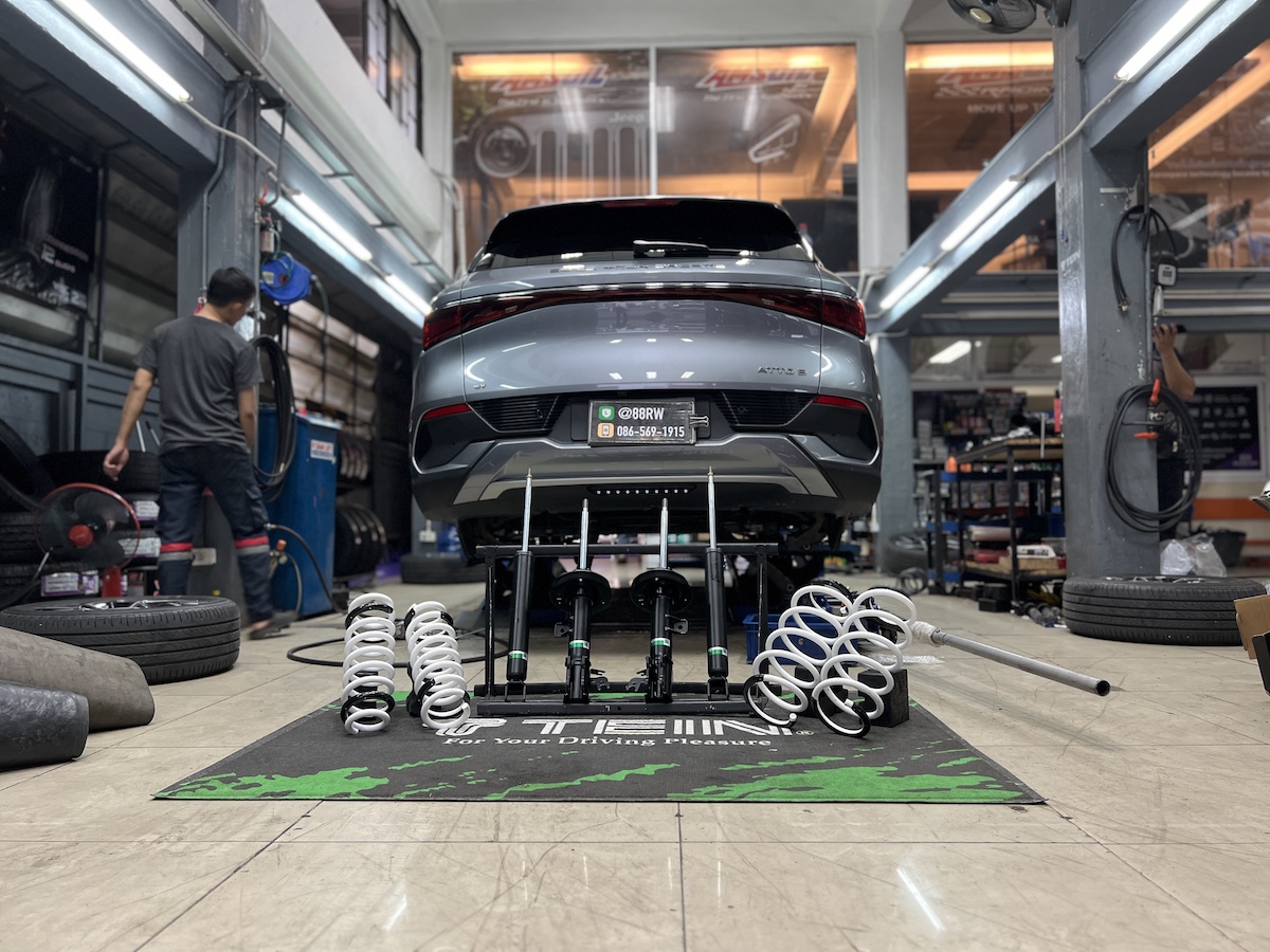 BYD ATTO3 ติดตั้งโช้คอัพ Tein EnduraPro Basic คู่กับ สปริง YSS Comfort (ความสูงเดิม) สิ่งที่จะได้รับหลังจากติดตั้ง: นุ่มนวลแบบมีเทคโนโลยี: โช้คอัพ Tein EnduraPro Basic พร้อมเทคโนโลยี H.B.S. ช่วยดูดซับแรงกระแทก ลดอาการกระดอน ลดอาการโคลงเคลง: สปริง YSS Comfort Series ถูกออกแบบมาเพื่อ บาลานซ์น้ำหนักแบตเตอรี่ ช่วยลดอาการโยนตัวของรถได้อย่างมีประสิทธิภาพ ฟีลลิ่งขับสบาย: การผสมผสานของสองแบรนด์ดังที่ให้ความหนึบแน่นแต่ยังคงความสบายในการขับขี่ คุณภาพพรีเมียม: ติดตั้งตรงรุ่น ไม่ต้องดัดแปลง พร้อมบริการตั้งศูนย์อย่างมืออาชีพ เหมาะสำหรับใคร? เจ้าของ ATTO 3 ที่ต้องการแก้ไขปัญหาช่วงล่างนุ่มยวบยาบ ผู้ที่ต้องการความมั่นคง ปลอดภัยยิ่งขึ้น โดยยังคงความสูงมาตรฐานไว้ 👉 เปลี่ยนรถ EV ของคุณให้ขับขี่สบายและมั่นใจกว่าเดิม! นัดหมายเข้ารับบริการได้เลยครับ 📌 สอบถามข้อมูลเพิ่มเติม หรือนัดหมายเข้ารับบริการ ☎️ : 08-6569-1915 ☎️ : 08-6544-5963 💬 Line id : @88rw 📍 Location : https://goo.gl/maps/HrNUAZXPN94KvxZ98 🌐 Facebook : https://www.facebook.com/88rwtire #BYD #ATTO3 #รถEV #Tein #EnduraPro #YSS #โช้คอัพ #ช่วงล่าง #ยางเจริญรุ่งเรือง #นนทบุรี #งามวงศ์วาน #ช่วงล่างรถยนต์