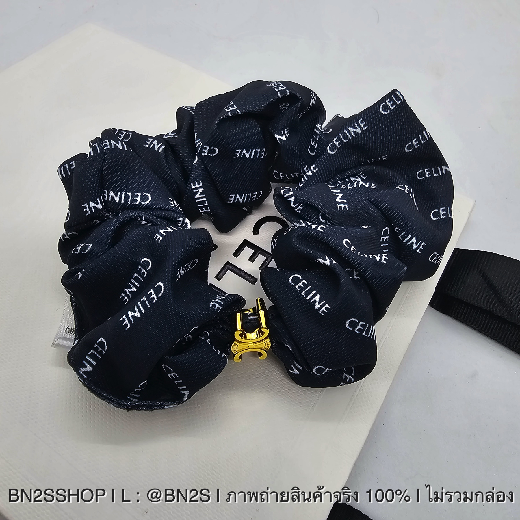 ตัวอักษรดำ | ผ้ารัดผม ลิซ่า CELINE SCRUNCHY RAYURE BRACELET รัดแขนแบบลิซ่า เก๋ไปอีกแบบ ผ้าสกรีนลายโลโก้ ผ้าเนื้อนุ่ม ไหมอย่างดี