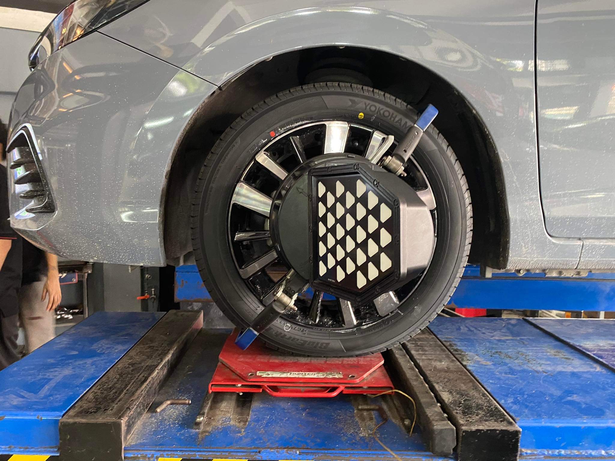 HONDA CITY TURBO เข้ารับบริการเปลี่ยนยางรถยนต์ใช้งานประจำวัน [+] YOKOHAMA BLUEARTH ES32 185/55R16 *เพื่อความรวดเร็วในการเข้ารับบริการ แนะนำนัดหมายก่อนครับ 𝙊𝙪𝙧 𝙎𝙚𝙧𝙫𝙞𝙘𝙚 บริการทางร้านเรารับทำอะไรบ้าง 🔧 มียางรถยนต์ทุกยี่ห้อให้เลือกซื้อ 🔧 โช้คอัพ สปริง 🔧 เช็คช่วงล่าง แก้ปัญหาให้ตรงจุด 🔧 ติดตั้งยางแบบไร้รอย 100% 🔧 บริการสลับยาง ตามอายุ 🔧 บริการล้างลิ้นปีกผีเสื้อ 🔧 บริการเช็คระยะรถยนต์ 🔧 เปลี่ยนถ่ายของเหลวทั้งระบบ 🔧 ตั้งศูนย์ด้วยเครื่อง HUNTER นำเข้าจาก USA สอบถามข้อมูลเพิ่มเติม หรือนัดหมายเข้ารับบริการ ☎️ : 08-6569-1915 ☎️ : 08-6544-5963 Line id : @88rw Tiktok : https://www.tiktok.com/@88rwycrr Youtube : https://youtube.com/@88rw Facebook : https://www.facebook.com/88rwtire Location : https://goo.gl/maps/HrNUAZXPN94KvxZ98?coh=178573&entry=tt #รถยนต์มีปัญหาไม่รู้ต้องแก้ตรงไหน ทางเรายินดี ตรวจหาปัญหาและหาวิธีแก้ บอกลูกค้าก่อนลงมือทำเสมอราคาเป็นธรรมไม่เอาเปรียบ สบายใจคุณลูกค้า ร้านยางเจริญรุ่งเรือง ยินดีต้อนรับครับ