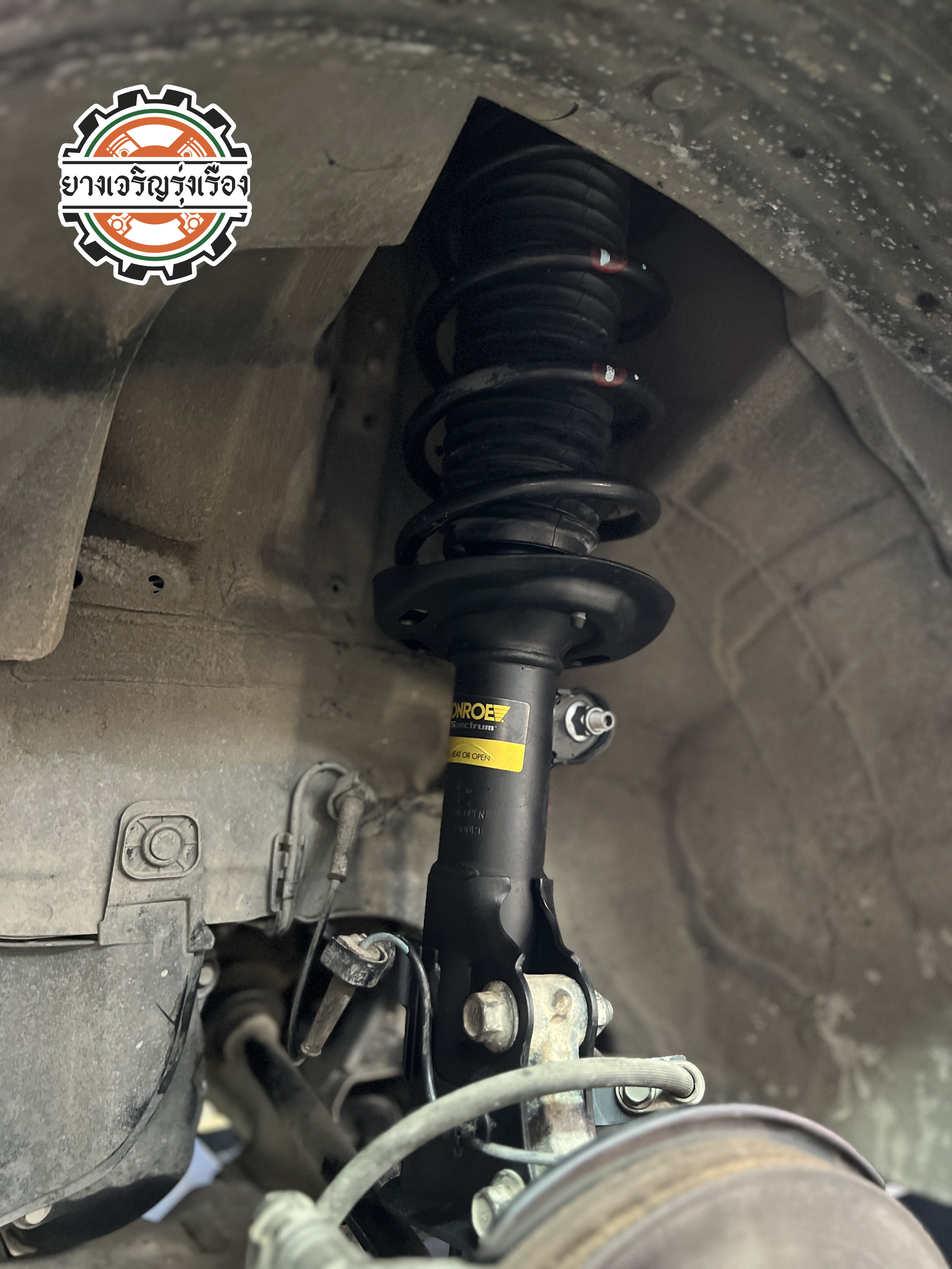 HONDA CIVIC เข้ารับบริการซ่อมบำรุงช่วงล่าง พร้อมเปลี่ยนโช๊คอัพอัพเกรดสำหรับรองรับการใช้งานเดินทางไกลเป็นประจำ เน้นความนุ่มนวล หนึบ ตอบสนองการขับขี่ได้ทันใจ พร้อมบริการติดตั้งด้วยเครื่องมือเฉพาะทาง ปลอดภัย รวดเร็วแม่นยำ พร้อมตั้งศูนย์แมชชิ่งด้วยเครื่อง HUNTER นำเข้าจากประเทศอเมริกา [+] MONROE OE SPECTRUM เซ็ทโช๊คอัพคู่หน้า/หลัง = 13,800 บาท ล้อเดิม ยางเดิม ก็ขับสนุกได้ [+] พร้อมบริการติดตั้ง + Set up ให้เหมาะกับยาง [+] ขับสนุกด้วยบริการ ตั้งศูนย์ละเอียดให้เหมาะกับการใช้งานและลักษณะของช่วงล่าง --------------------------------- โทร : 08-6544-5963 บุ๊ก และทีมงาน ยินดีต้อนรับครับ 𝙊𝙪𝙧 𝙎𝙚𝙧𝙫𝙞𝙘𝙚 บริการทางร้าน เรารับทำอะไรบ้าง ติดตั้งยางแบบไร้รอย 100% บริการสลับยาง ตามอายุ มียางรถยนต์ทุกยี่ห้อให้เลือกซื้อ เช็คช่วงล่าง แก้ปัญหาให้ตรงจุด บริการล้างลิ้นปีกผีเสื้อ บริการเช็คระยะรถยนต์ เปลี่ยนถ่ายของเหลวทั้งระบบ ตั้งศูนย์ด้วยเครื่อง HUNTER นำเข้าจาก USA #รถยนต์มีปัญหาไม่รู้ต้องแก้ตรงไหน ทางเรายินดี ตรวจหาปัญหาและหาวิธีแก้ บอกลูกค้าก่อนลงมือทำเสมอราคาเป็นธรรมไม่เอาเปรียบ สบายใจคุณลูกค้า ---------------------------------- ดูแลให้คำปรึกษาทุกปัญหาคาใจ ไม่ทิ้งลูกค้า มีบริการหลังการขาย 【ให้ผู้เชี่ยวชาญของเรา ดูแลรถคุณ】 ร้านยางเจริญรุ่งเรือง ยินดีต้อนรับครับ ---------------------------------- #โช๊คอัพรถยนต์ #monroe #yss #kayaba #profender #ร้านยางเจริญรุ่งเรือง #นนทบุรี #งามวงศ์วาน #amsfix #บริการช่วงล่างรถยนต์ #ซ่อมบำรุงช่วงล่าง #เซทอัพโช๊คอัพรถยนต์