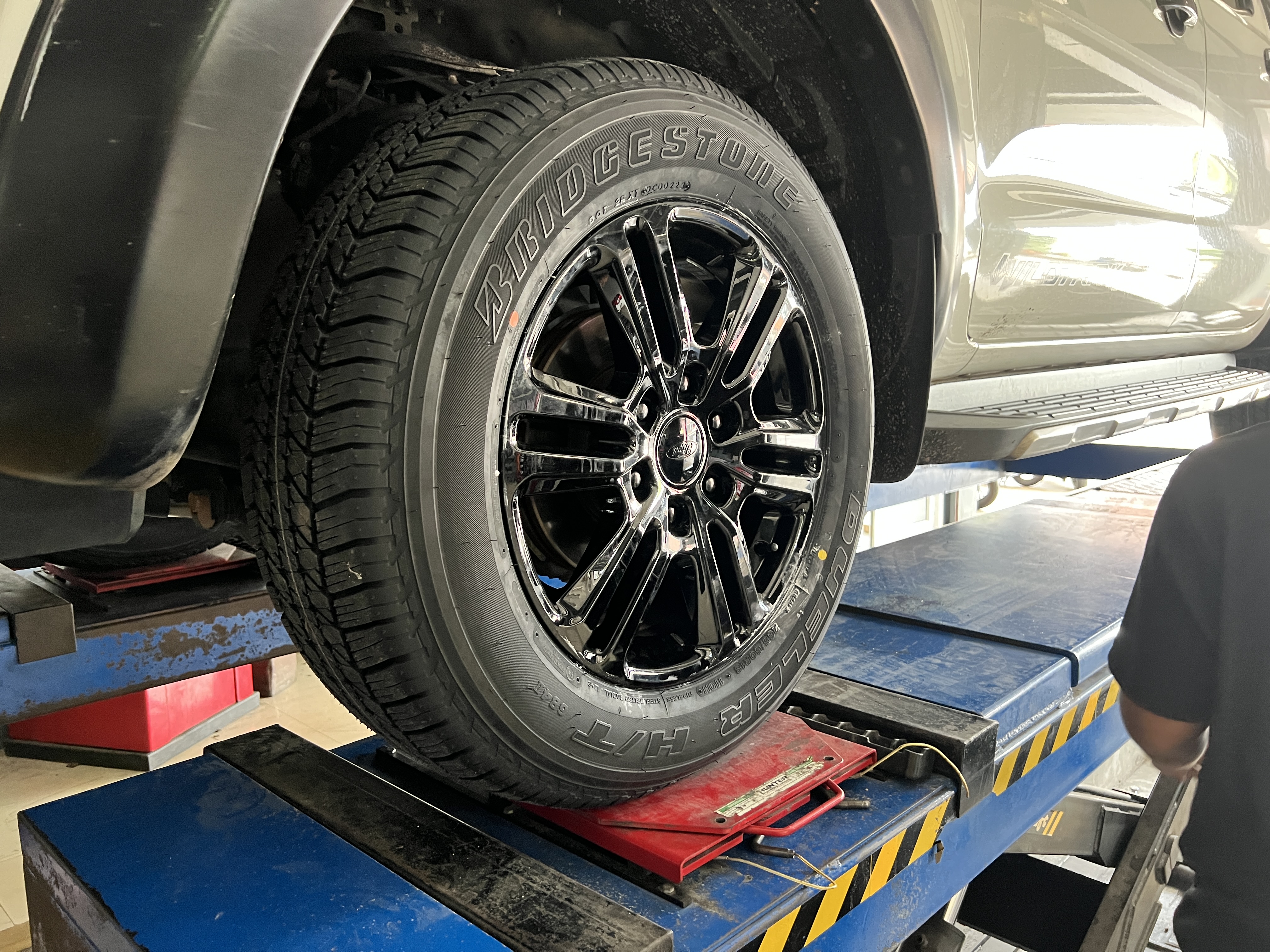 FORD RANGER เข้ารับบริการเปลี่ยนยางรถยนต์ เลือกใช้งานยางรถยนต์พรีเมี่ยม แข็งแรงทนทาน นุ่ม มั่นใจ ใช้งานสบายๆ คุ้มค่า ไม่อยากเสี่ยงกับยางรถยนต์ที่เน้นเรื่องราคาถูก เพราะต้องใช้งานจริงจัง ไม่อยากนั่งปวดหัวยางบวม ยางไม่กลม ยางซึม หรือระเบิดง่าย เลือกเปลี่ยนยางดีๆไปเลย [+] BRIDGESTONE DUELER 684II [+] ขนาด 265/60R18 โปรโมชั่นราคาพิเศษ ติดต่อสอบถามเพิ่มเติม โทร : 08-6569-1915 บุ๊ก และทีมงาน ยินดีต้อนรับครับ 𝙊𝙪𝙧 𝙎𝙚𝙧𝙫𝙞𝙘𝙚 บริการทางร้าน เรารับทำอะไรบ้าง 🔧 ติดตั้งยางแบบไร้รอย 100% 🔧 บริการสลับยาง ตามอายุ 🔧 มียางรถยนต์ทุกยี่ห้อให้เลือกซื้อ 🔧 เช็คช่วงล่าง แก้ปัญหาให้ตรงจุด 🔧 บริการล้างลิ้นปีกผีเสื้อ 🔧 บริการเช็คระยะรถยนต์ 🔧 เปลี่ยนถ่ายของเหลวทั้งระบบ 🔧 ตั้งศูนย์ด้วยเครื่อง HUNTER นำเข้าจาก USA #รถยนต์มีปัญหาไม่รู้ต้องแก้ตรงไหน ทางเรายินดี ตรวจหาปัญหาและหาวิธีแก้ บอกลูกค้าก่อนลงมือทำเสมอราคาเป็นธรรมไม่เอาเปรียบ สบายใจคุณลูกค้า ---------------------------------- ดูแลให้คำปรึกษาทุกปัญหาคาใจ ไม่ทิ้งลูกค้า มีบริการหลังการขาย 【ให้ผู้เชี่ยวชาญของเรา ดูแลรถคุณ】 ร้านยางเจริญรุ่งเรือง ยินดีต้อนรับครับ #ยางรถยนต์ #Bridgestone #dueler684II