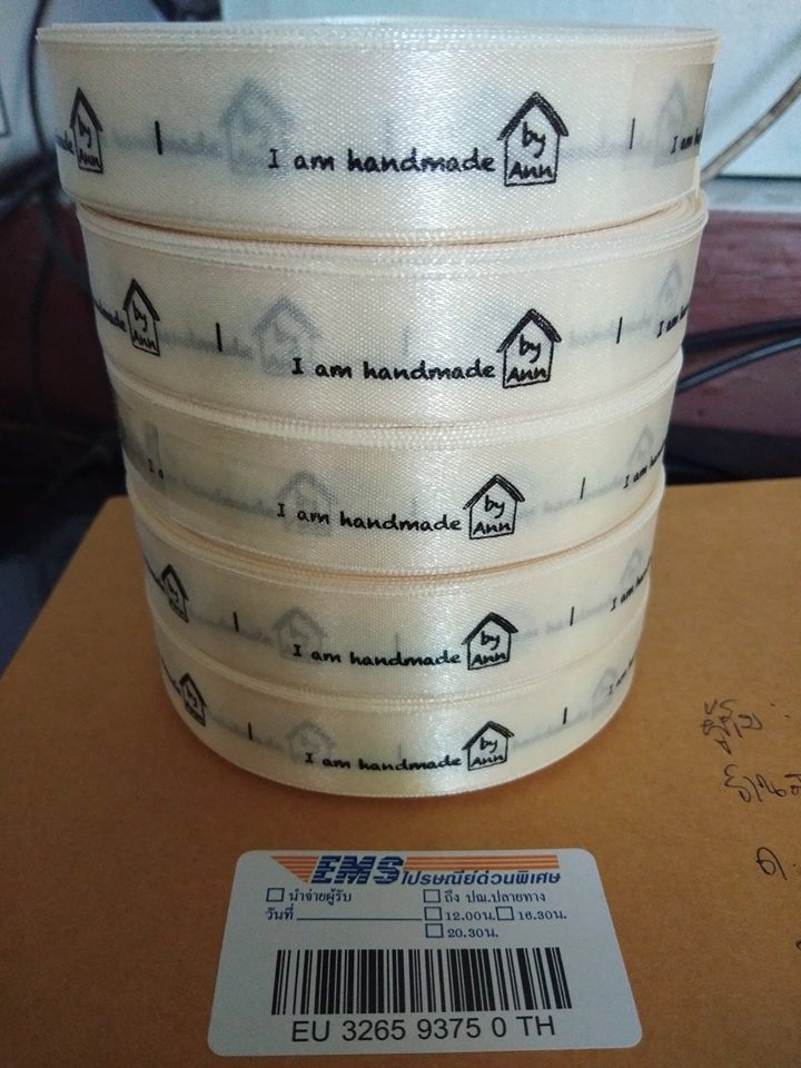 ป้ายคอเสื้อ เนื้อริบบิ้นซาติน 2 ซม. ริบบิ้นสีครีม S-2 พิมพ์ดำ 5 ม้วน